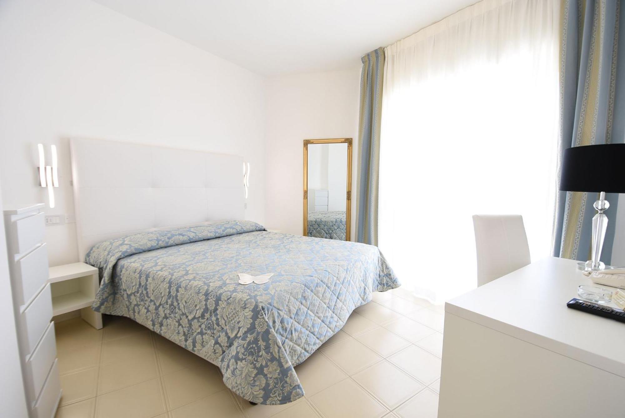 Double Room with Lateral Sea View