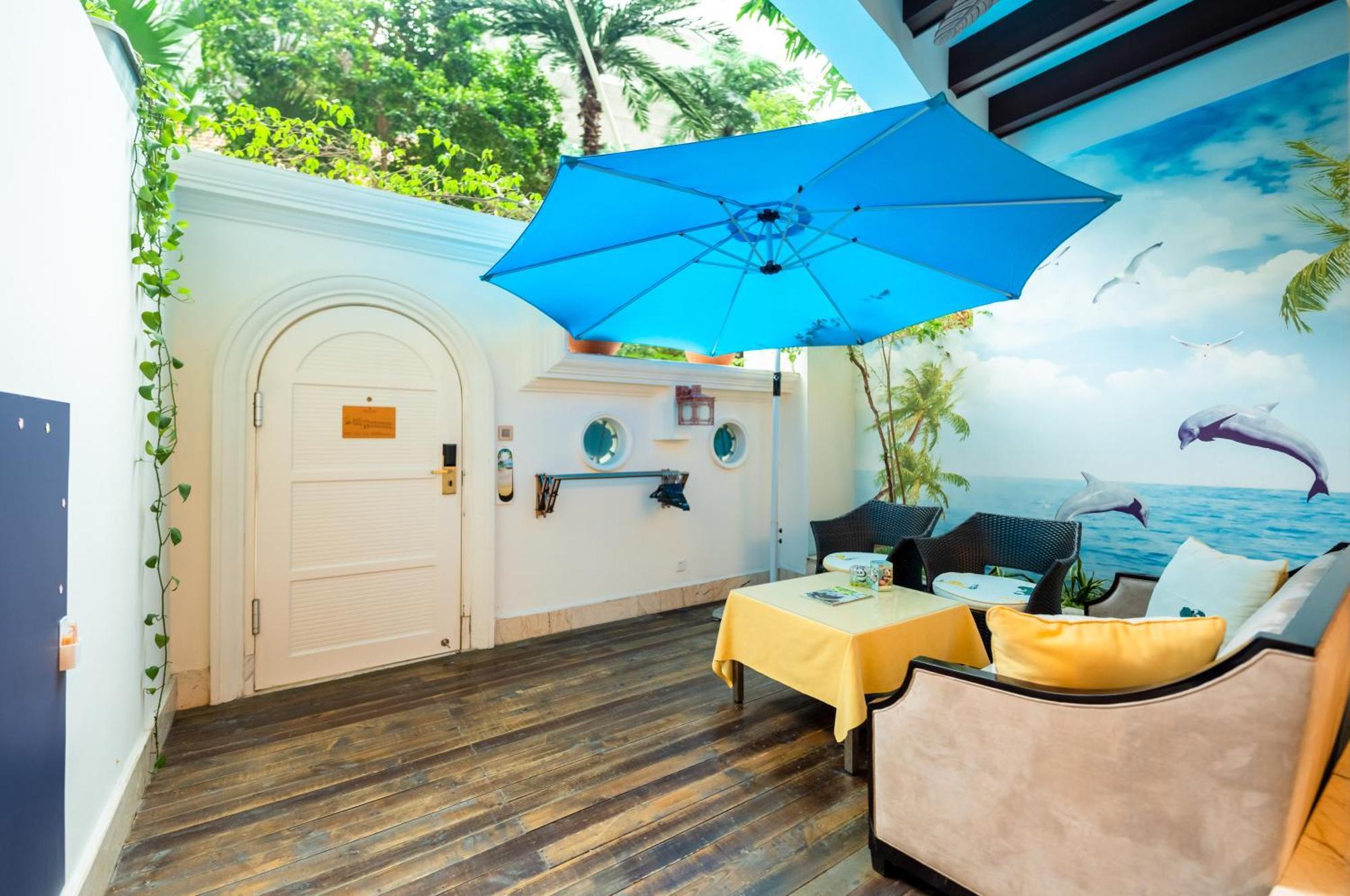 One-Bedroom King Suite with One Bunk Bed - Kids Theme with Courtyard View
