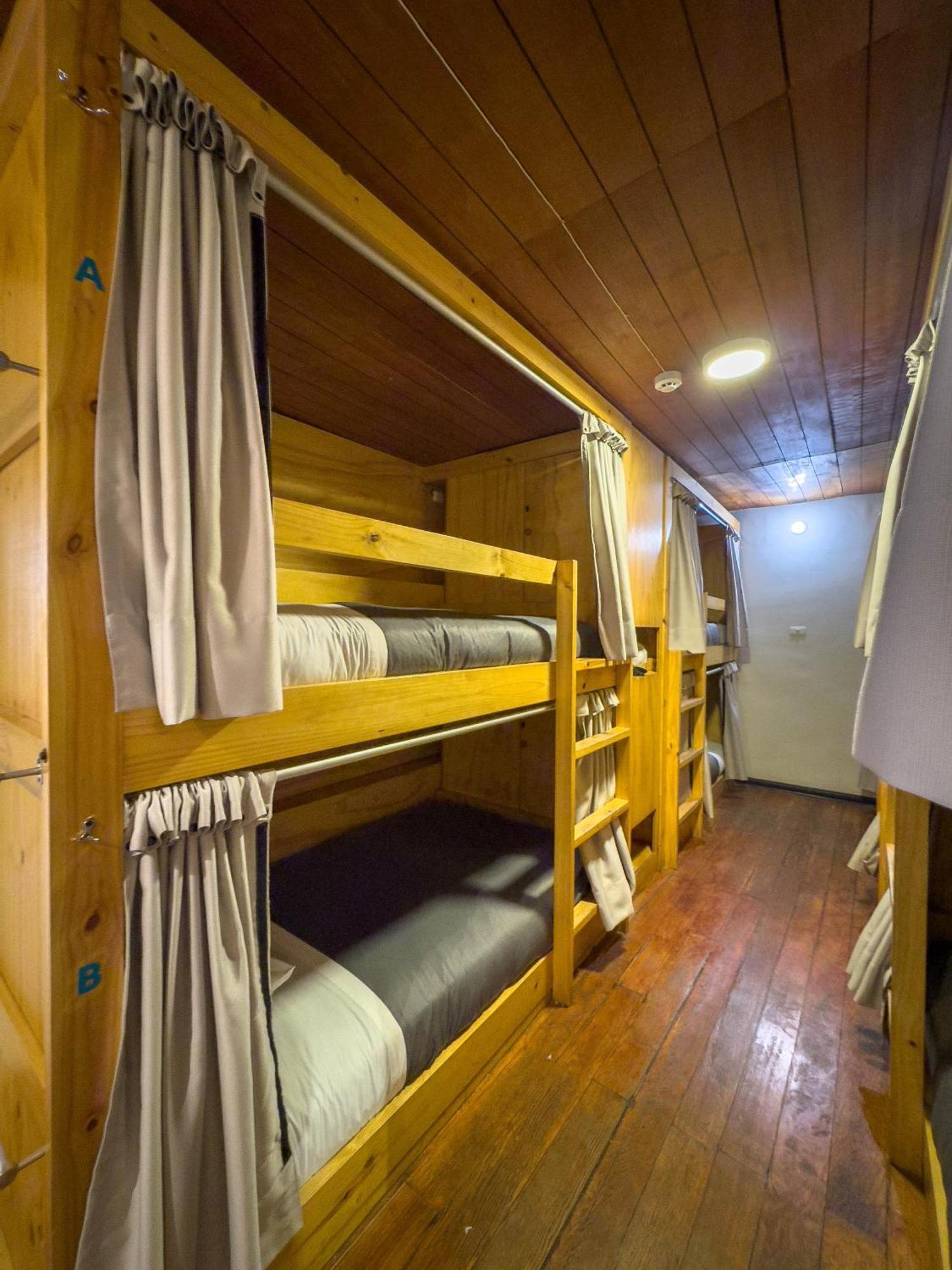 Deluxe Bed in 8-Bed Dormitory Room with Bathroom