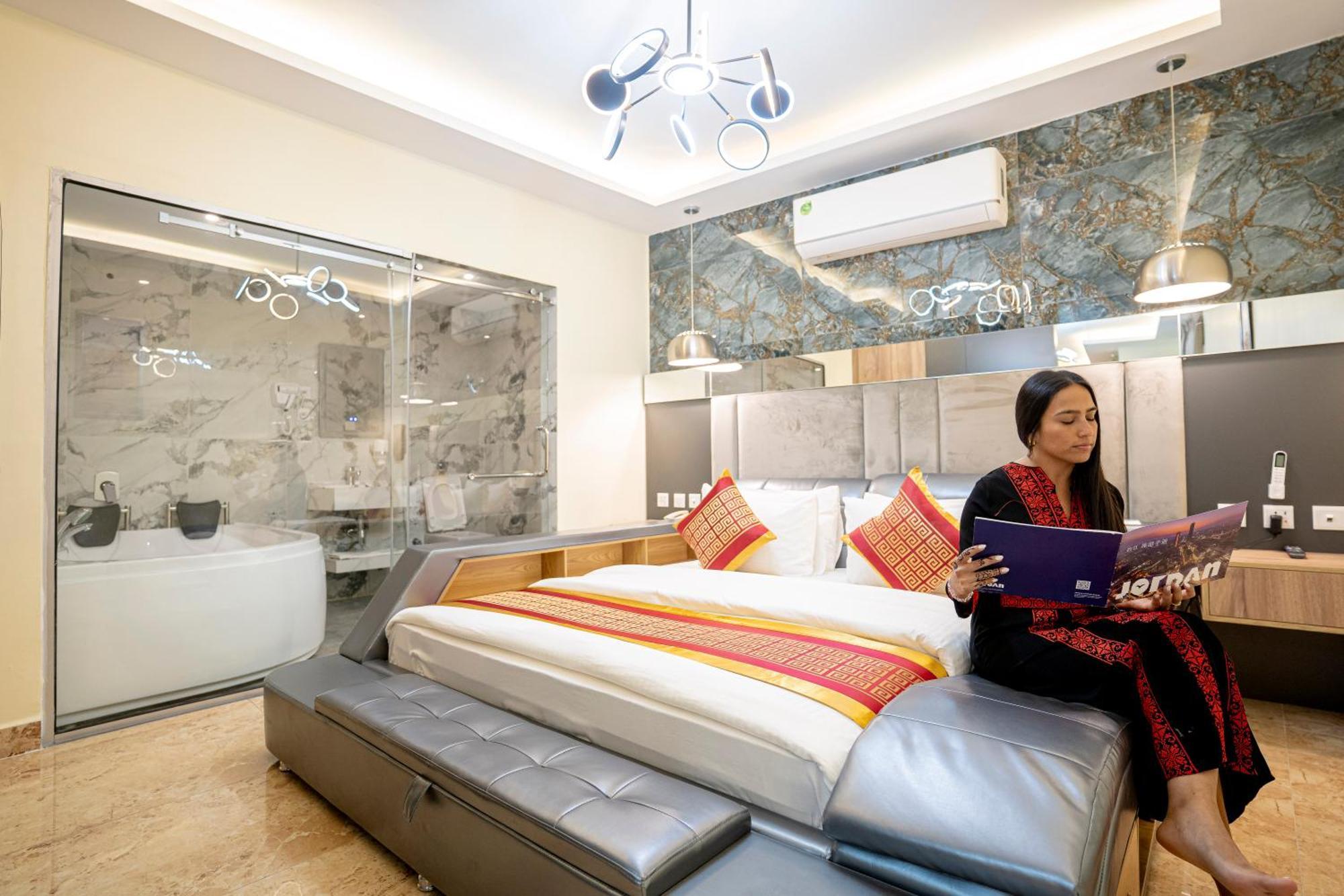 Deluxe Suite with Spa Bath