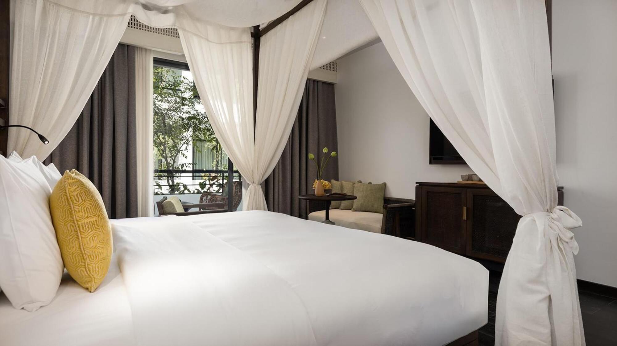 SANTI Room w One-Way Airport Transfer and Mini-bar