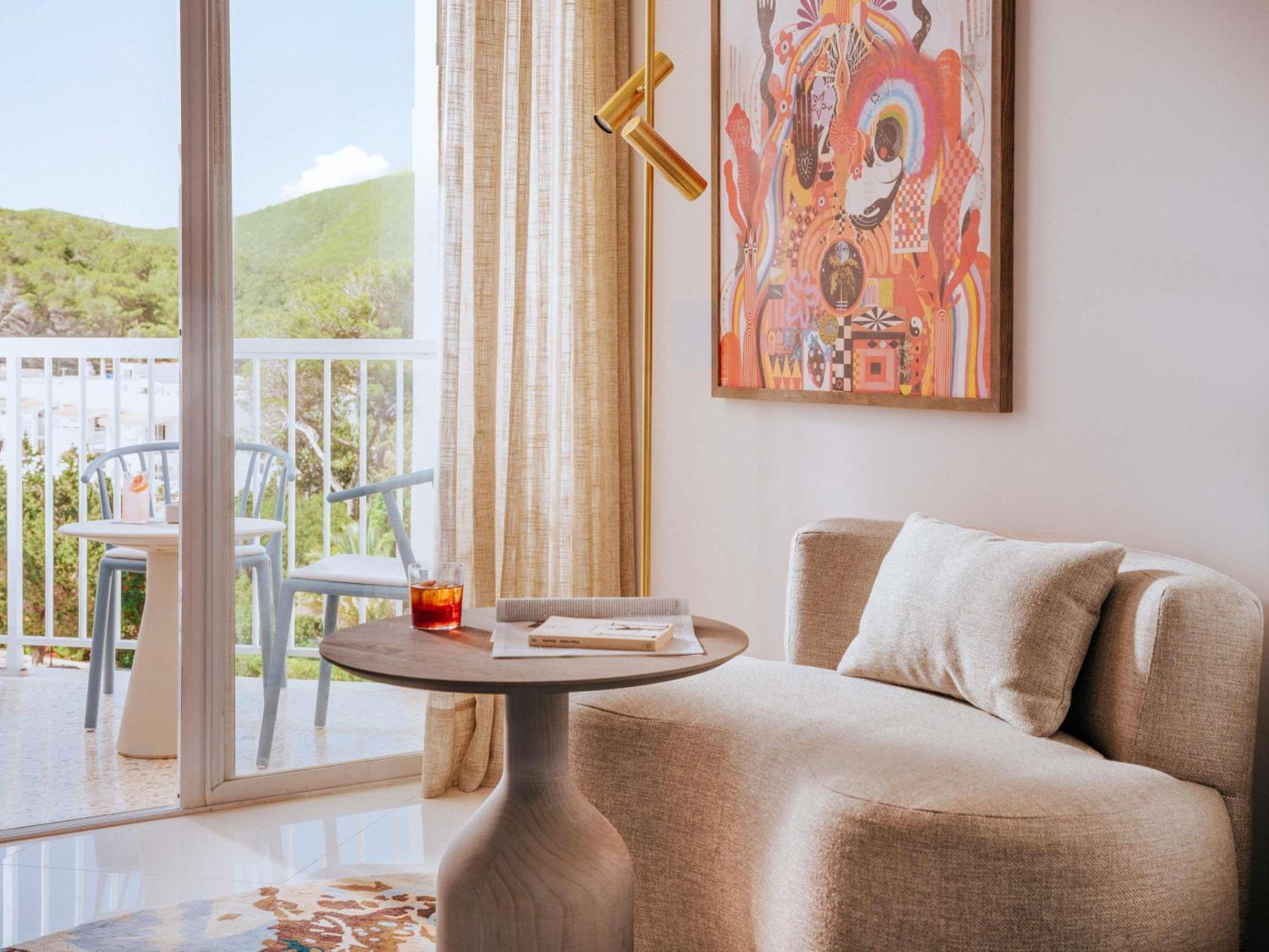 Superior King Room with Mountain View