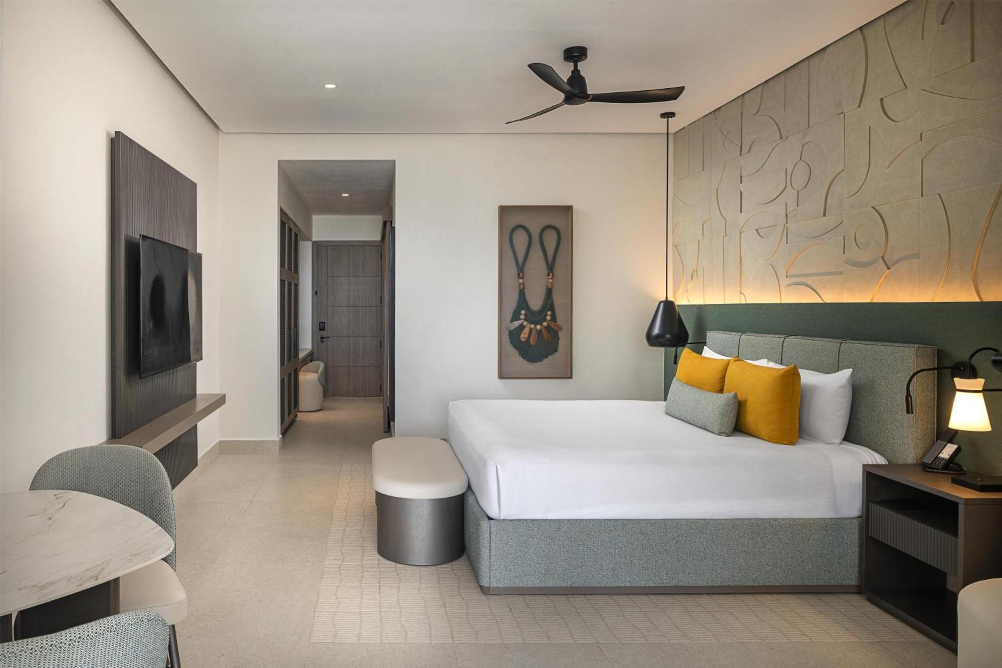 Connecting Room with One King Bed, Two Queen Beds and Tropical View