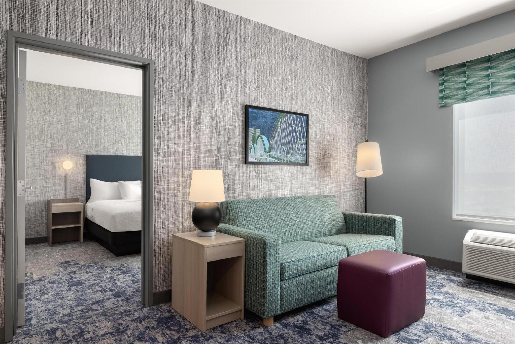 One-Bedroom King Suite with Tub - Mobility/Hearing Accessible