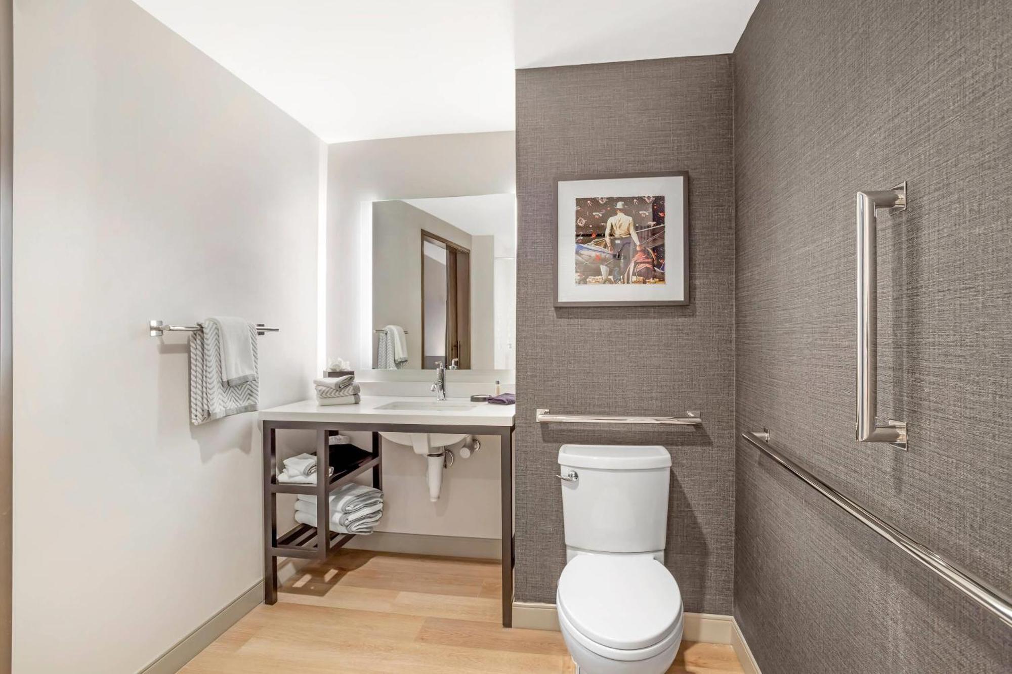 King Room with Roll-In Shower - Disability Access/Non Smoking