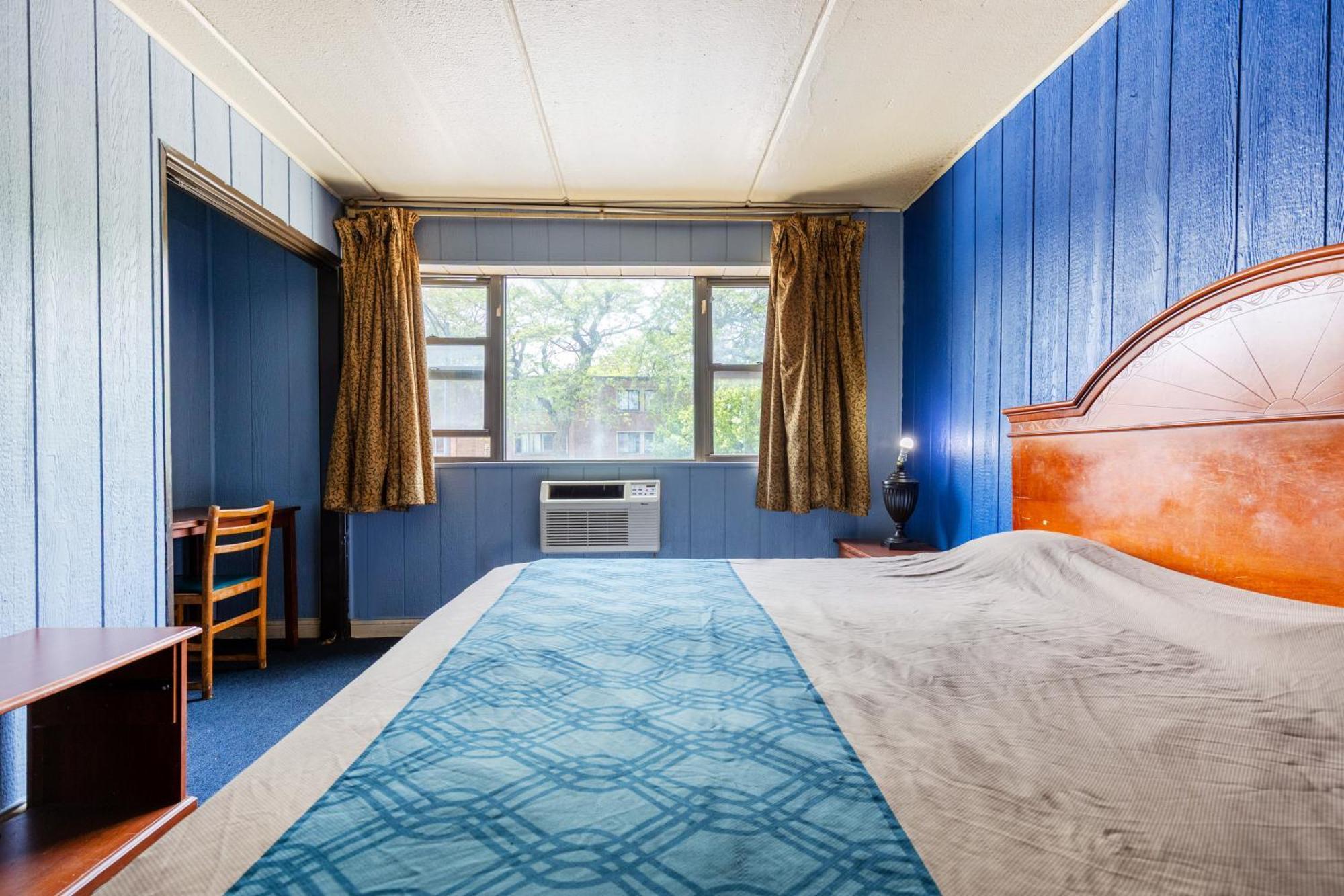 Suite - Queen Bed Non-Smoking