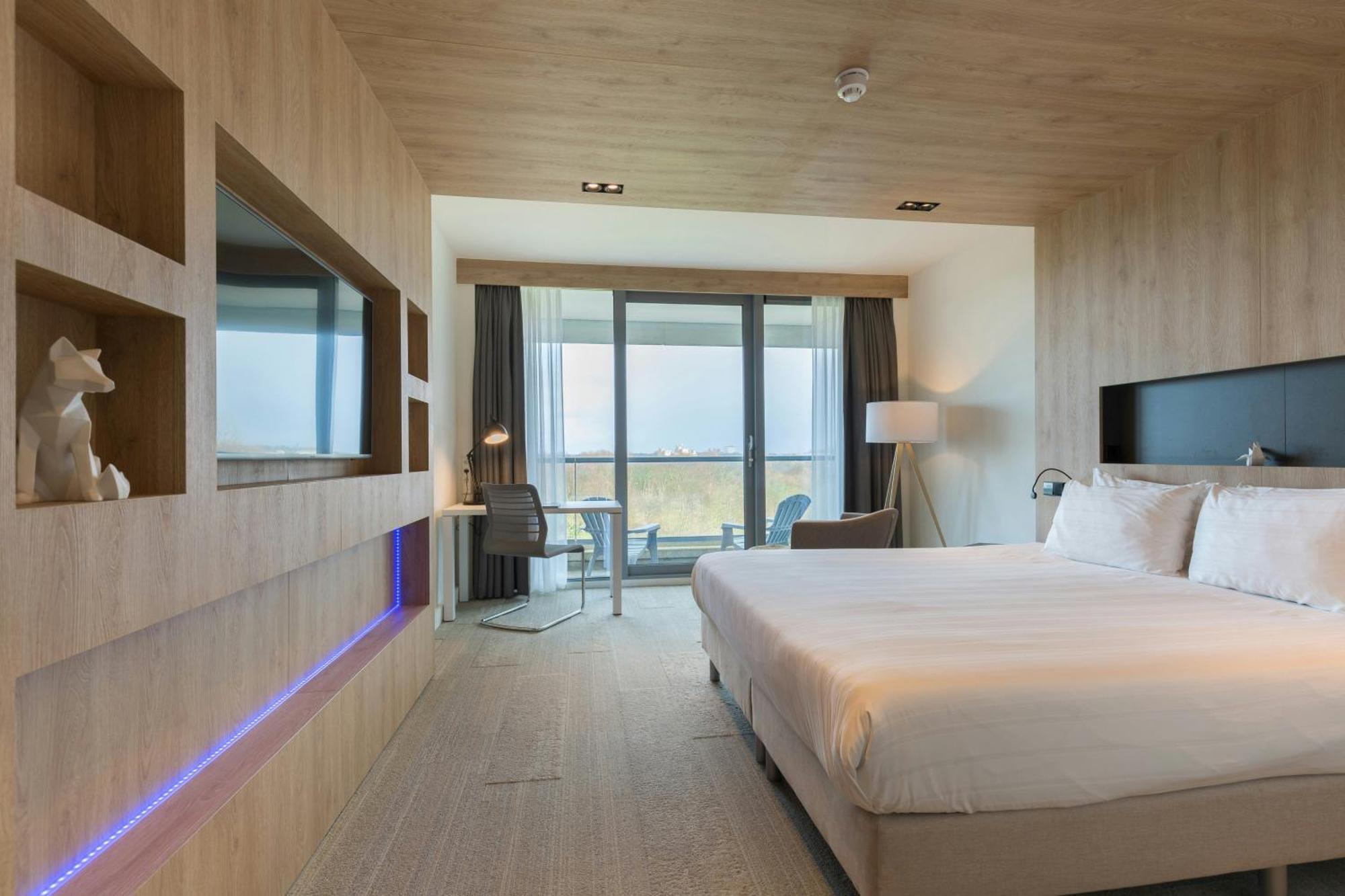 Superior Room 1 King Bed