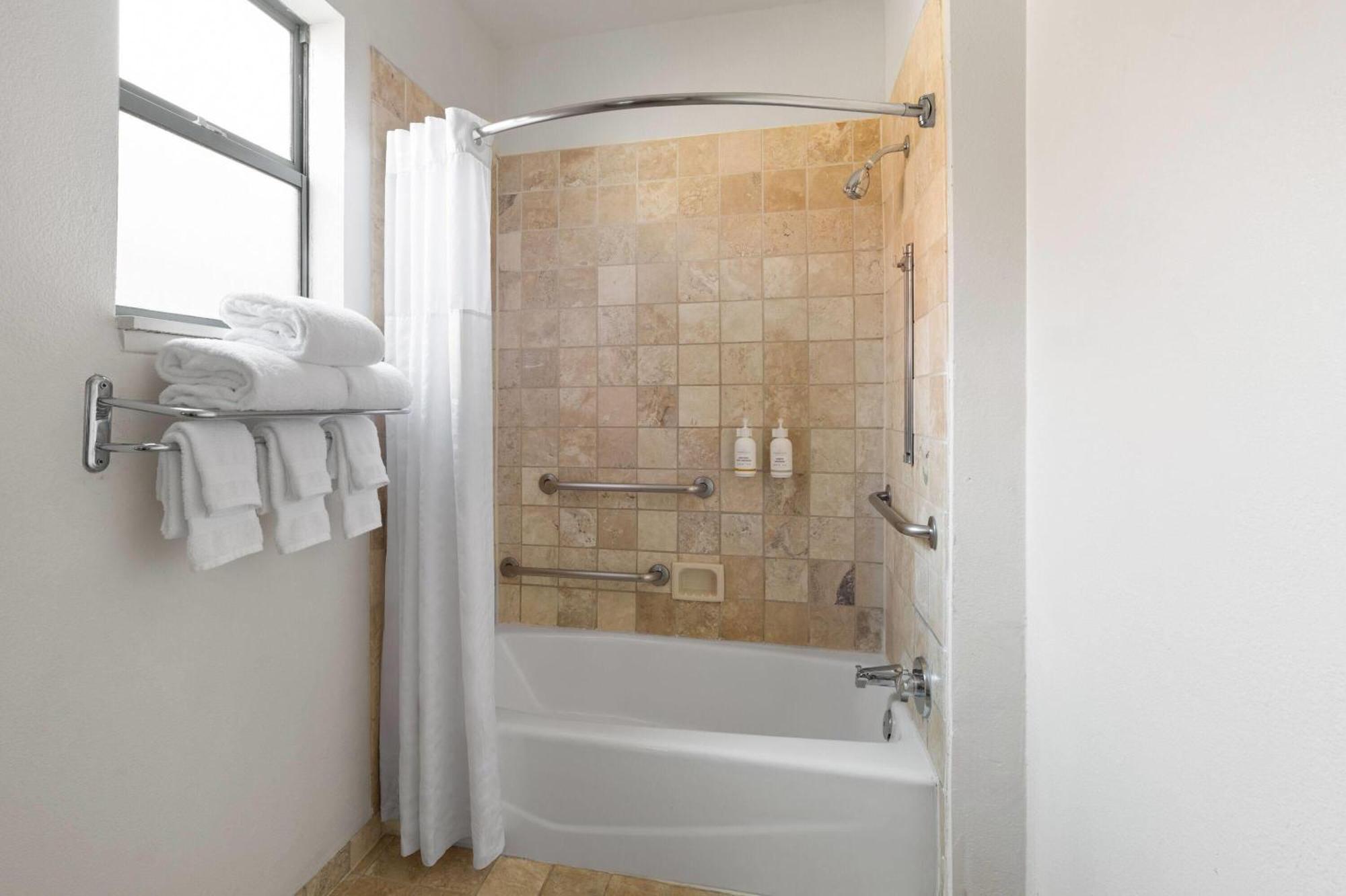 2 Queen Beds, Mobility/Hearing Accessible Suite, Tub w/ Grab Bars, Non-Smoking