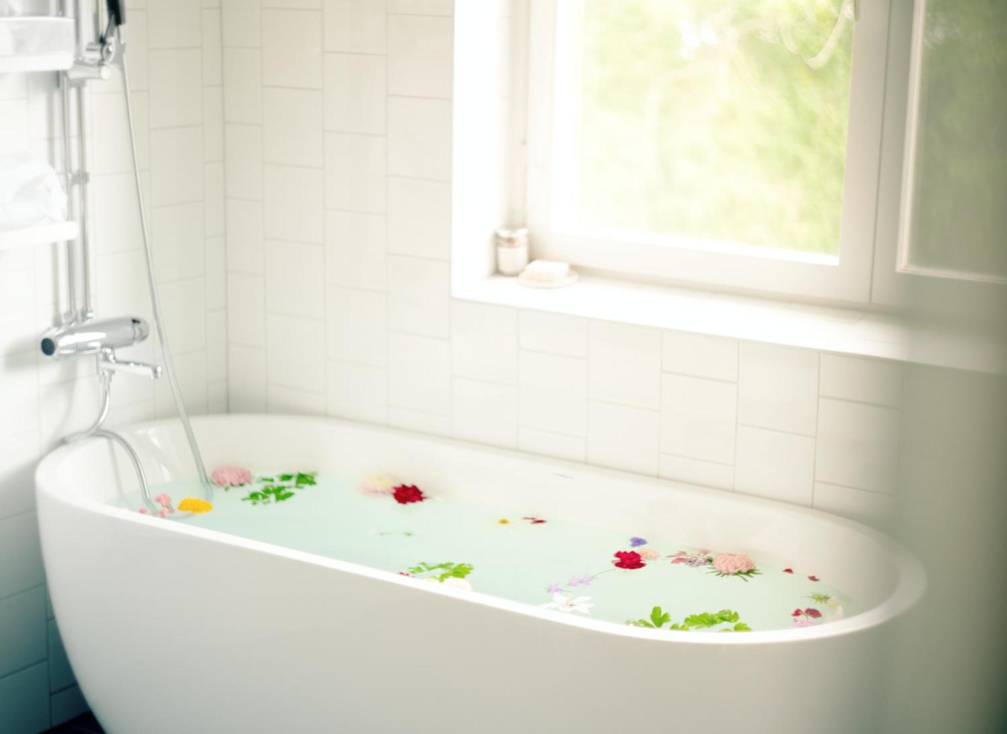 Suite with Bathtub