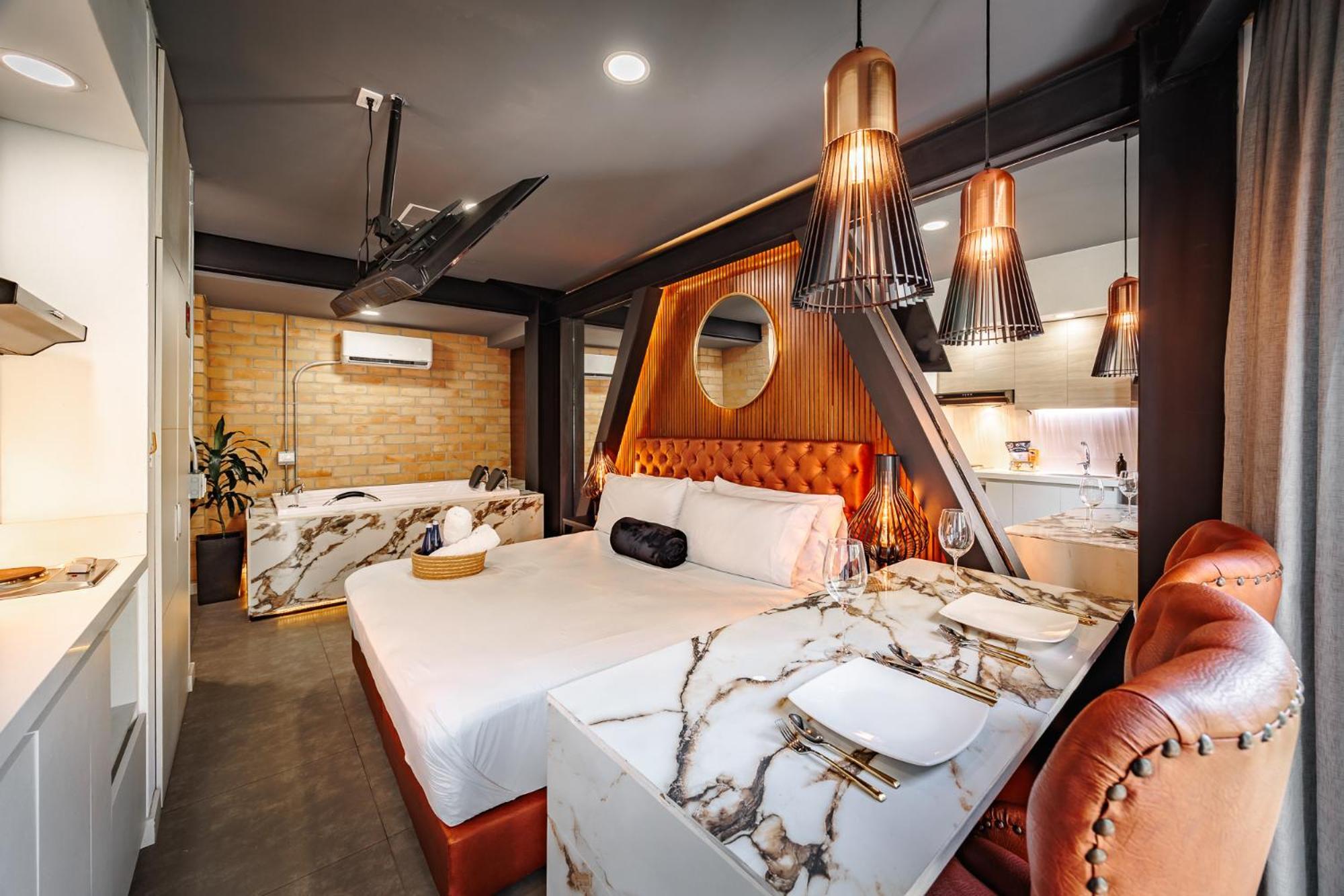Deluxe Suite with Spa Bath