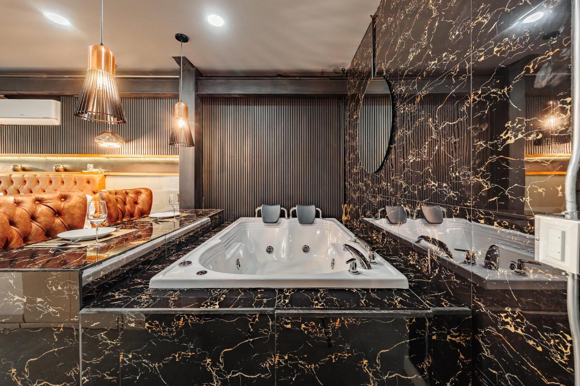 Deluxe Suite with Spa Bath