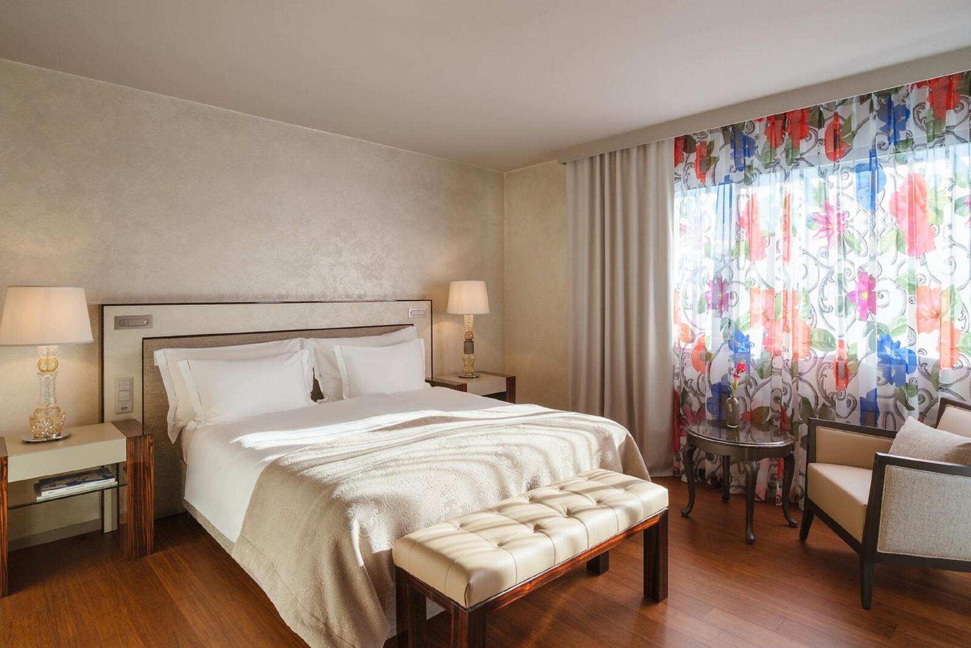 Deluxe Double Room with Partial Lake View