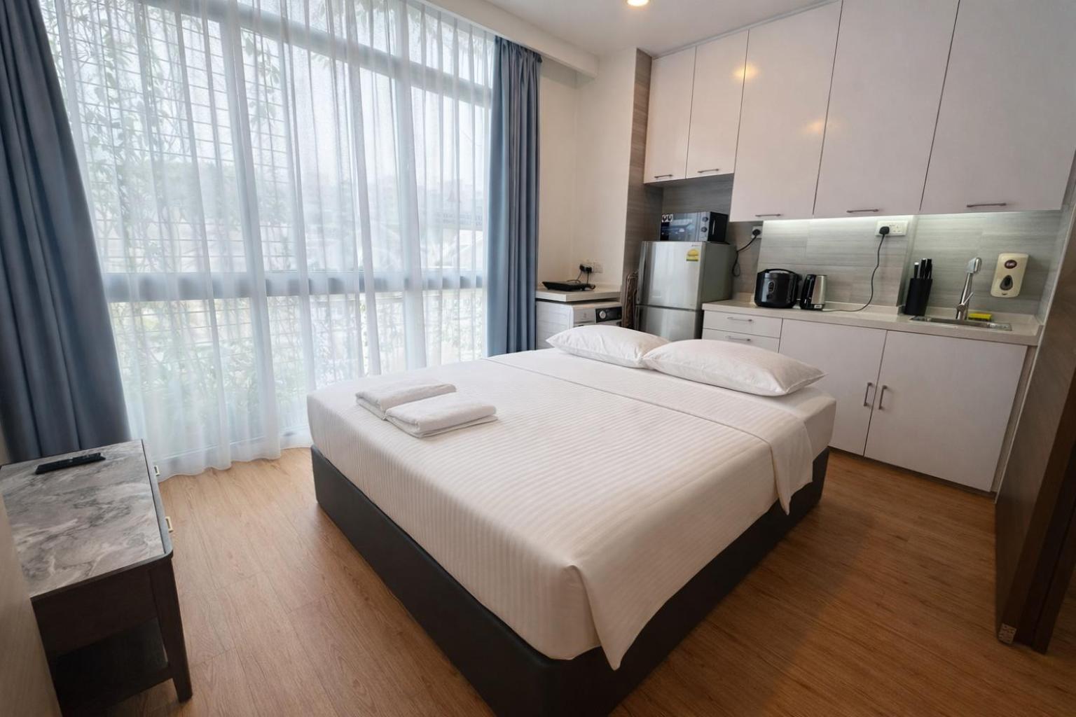 Deluxe One-Bedroom Apartment