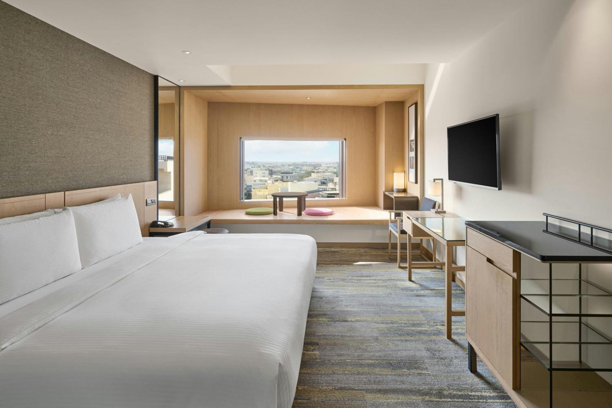 Premier King Room with City View