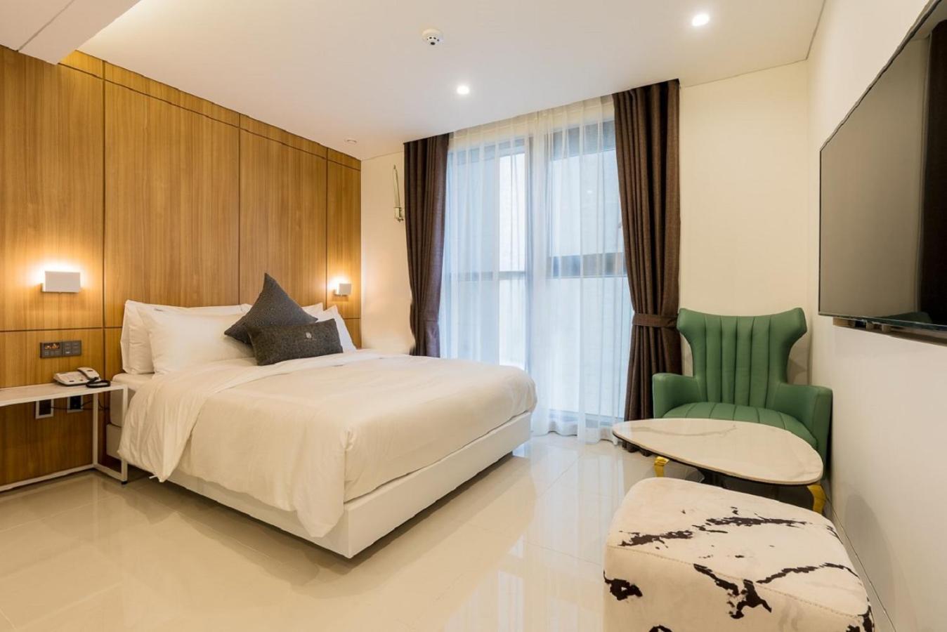 Deluxe Double Room – Queen Bed & Bathtub