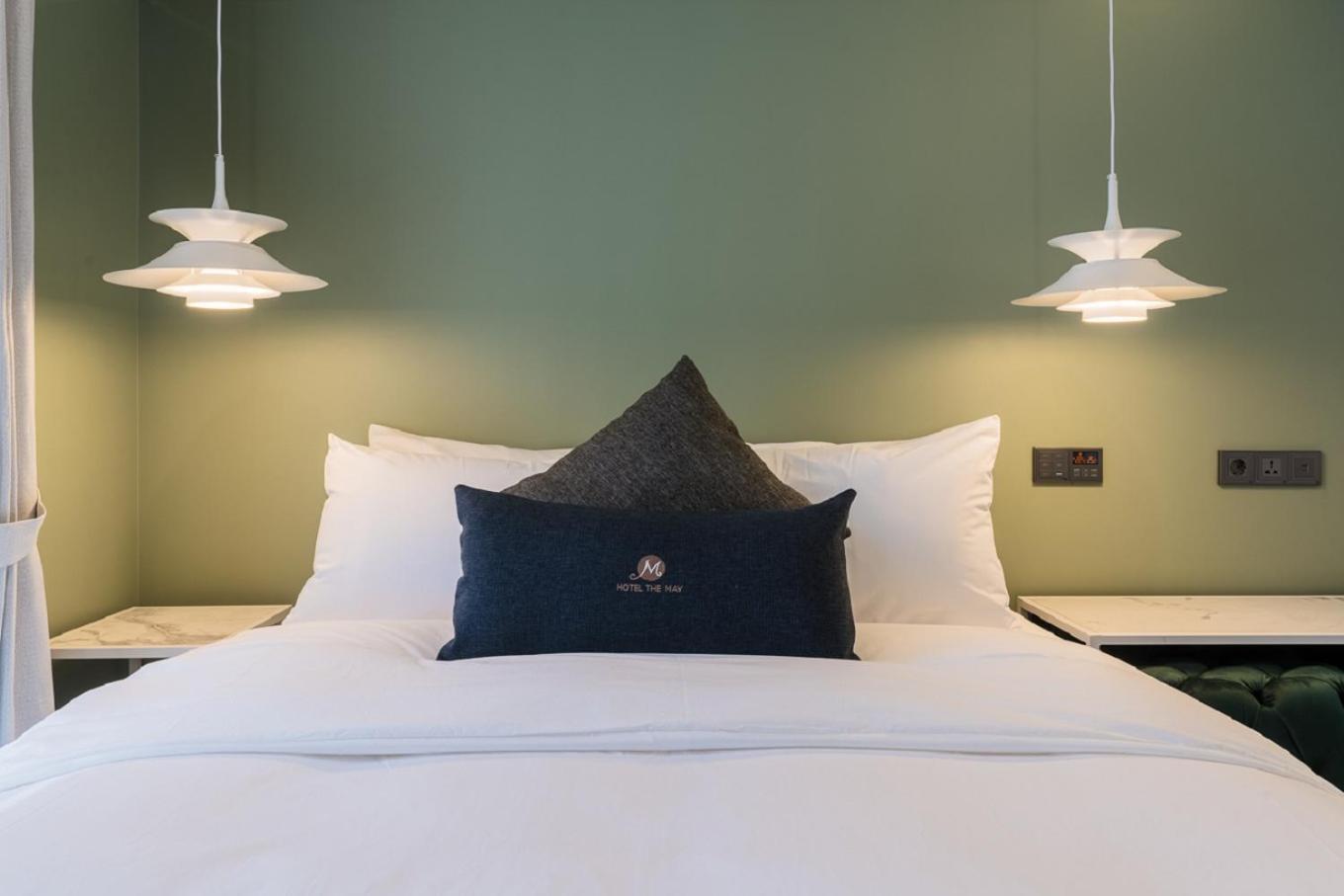 Premier Double Room – Queen Bed & Bathtub