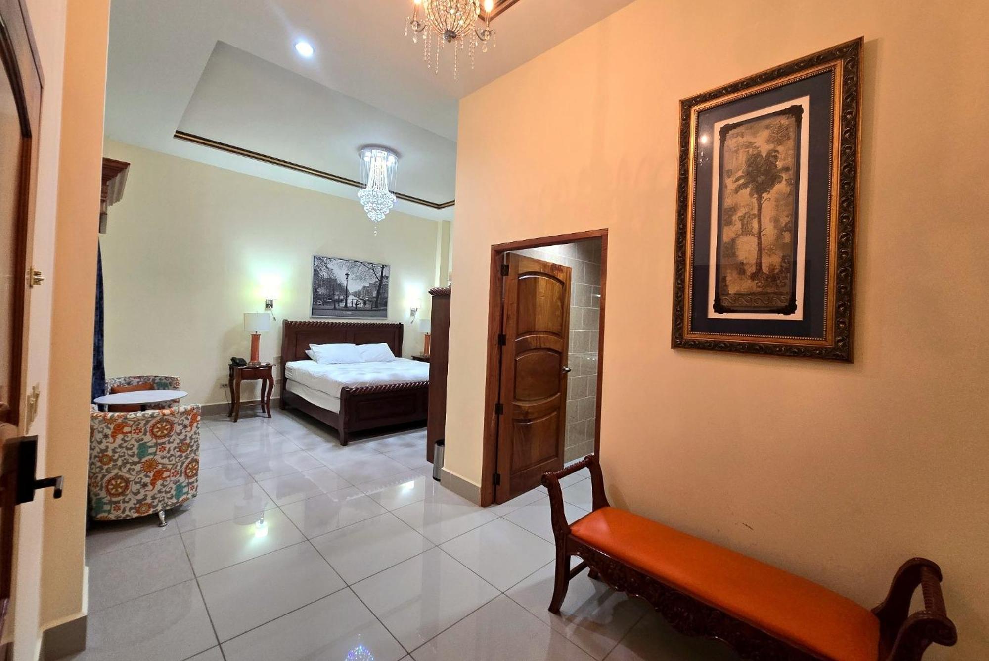 Deluxe Queen Suite