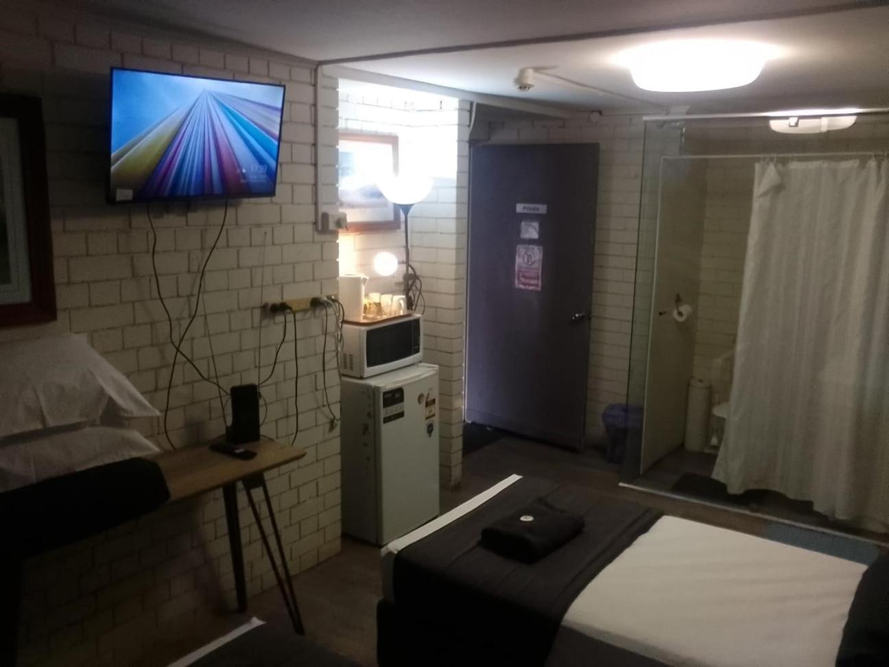 Twin Room with Private Bathroom - Pet Friendly