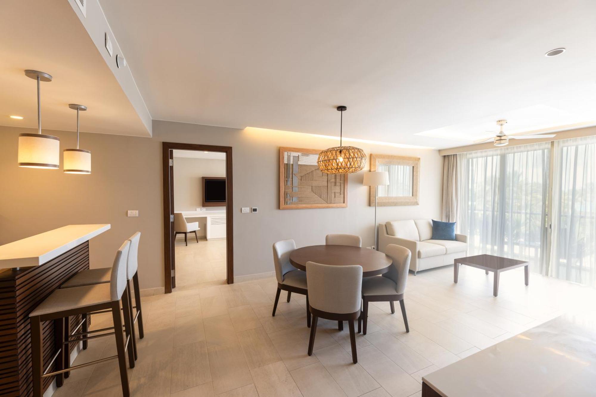 Luxury Presidential One Bedroom Suite Ocean View Rooftop Pool