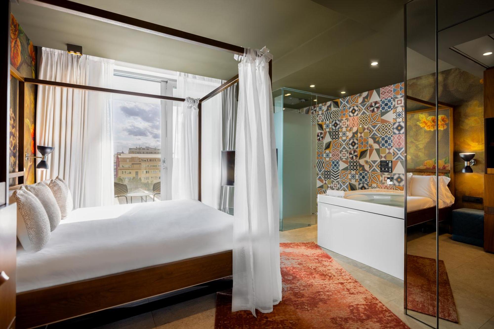 Suite with Hot Tub