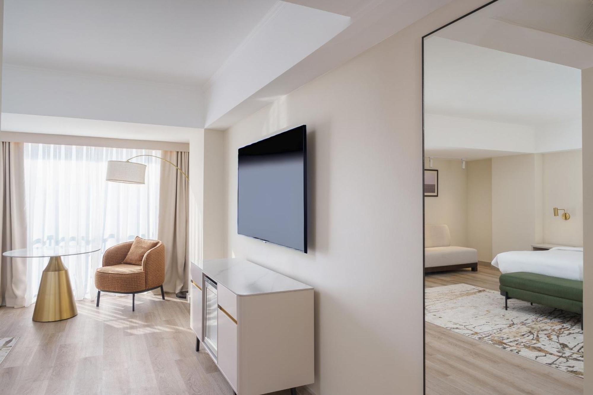 Deluxe King Room - Club Access