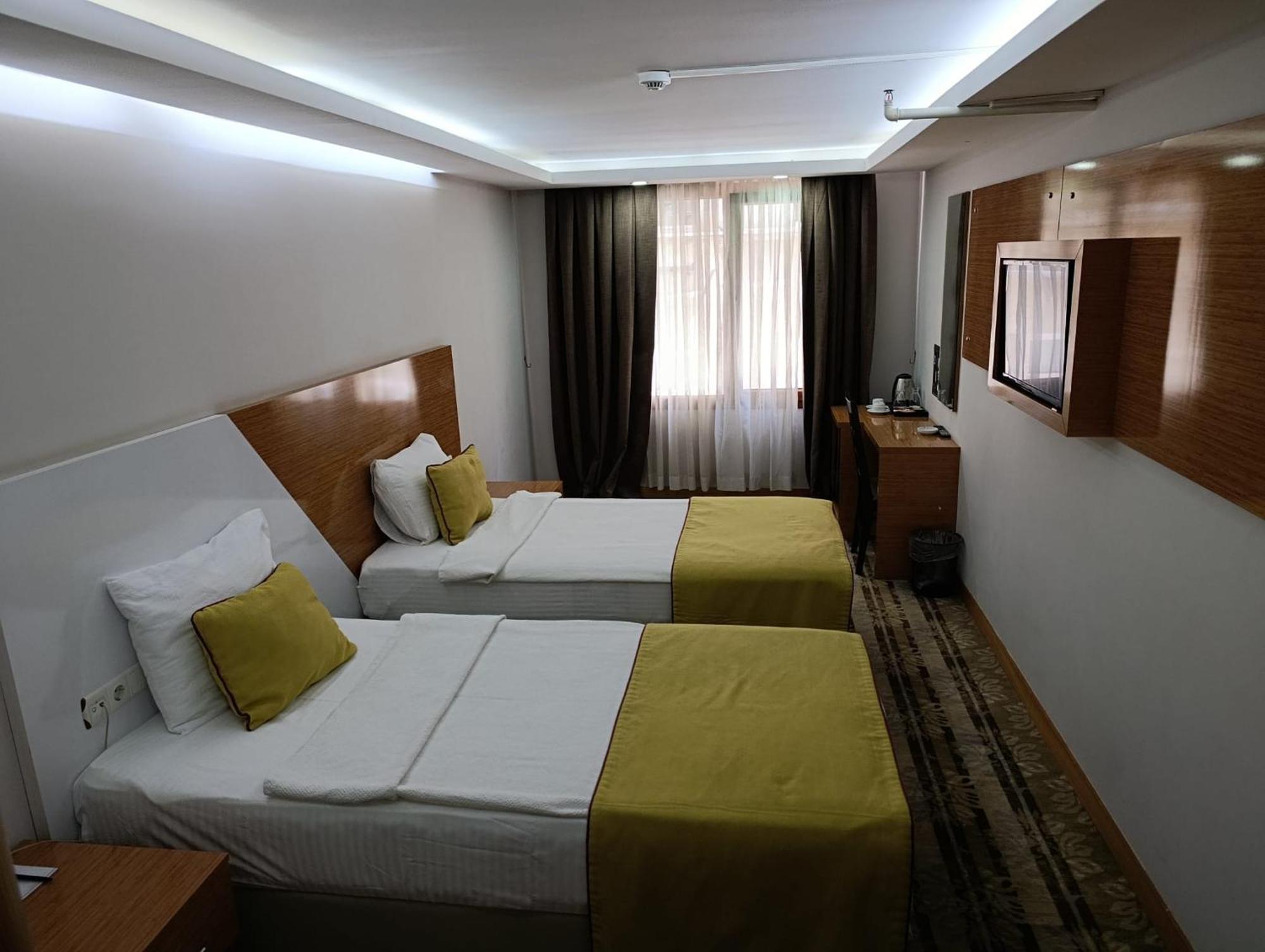 Standard Double Room with Two Single Beds