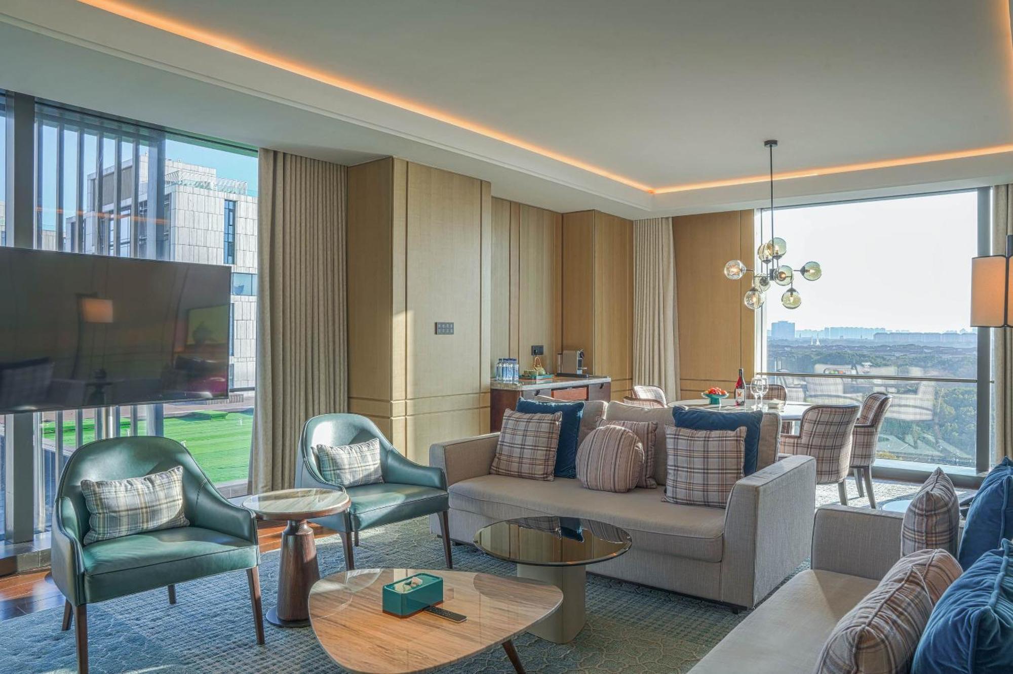 Suite with Terrace and Lake View