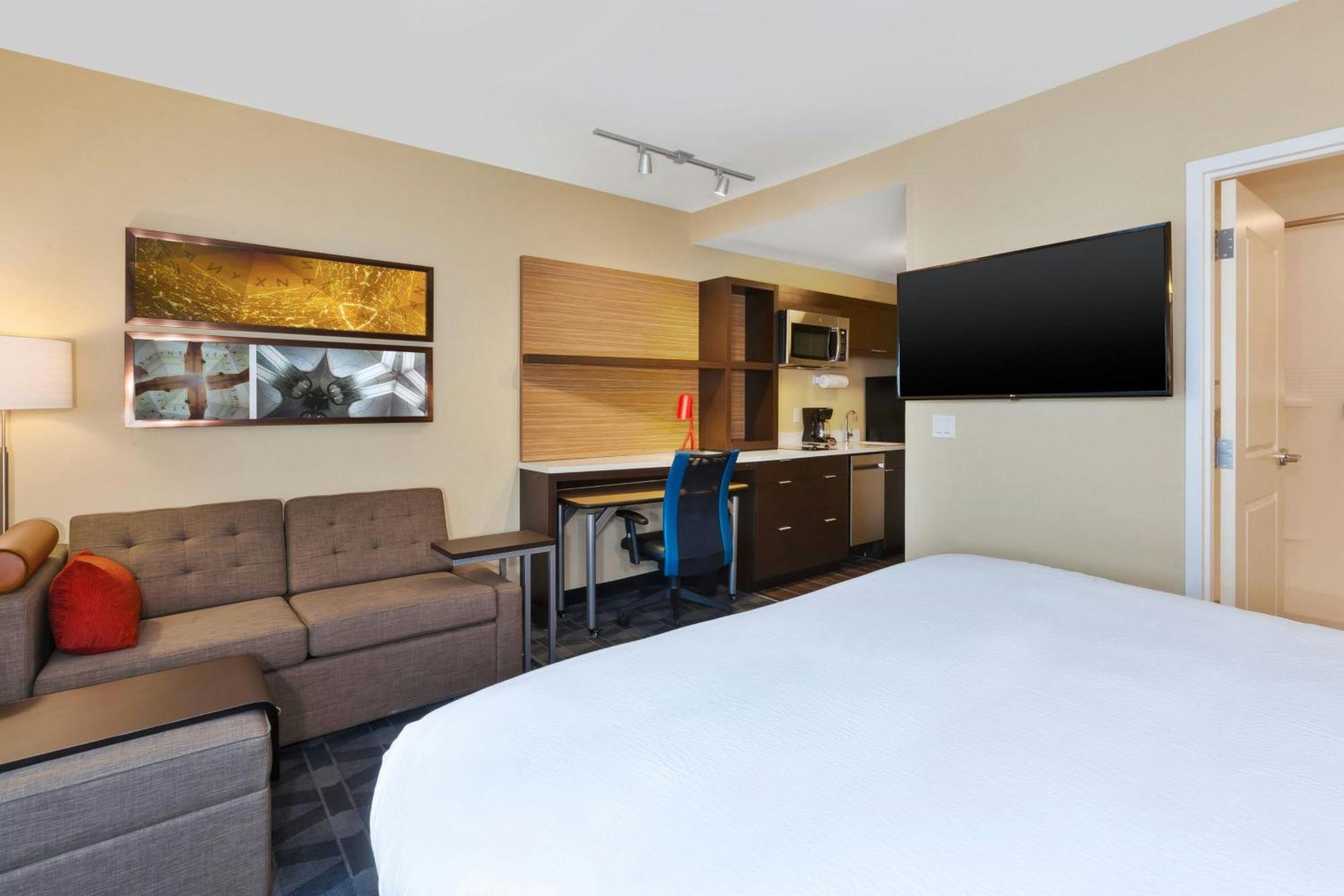 King Studio with Sofa Bed and Adapted Tub - Mobility Accessible