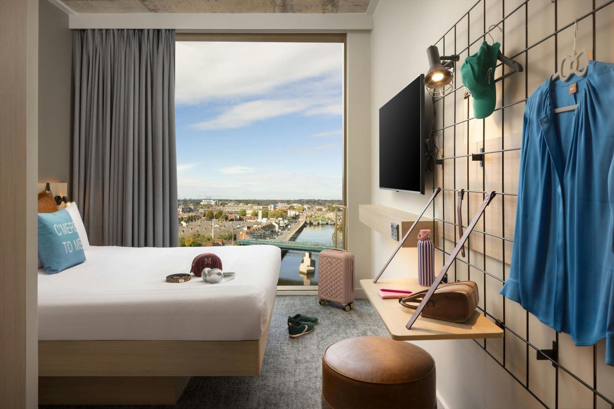 Queen Room with City/River View - Moxy