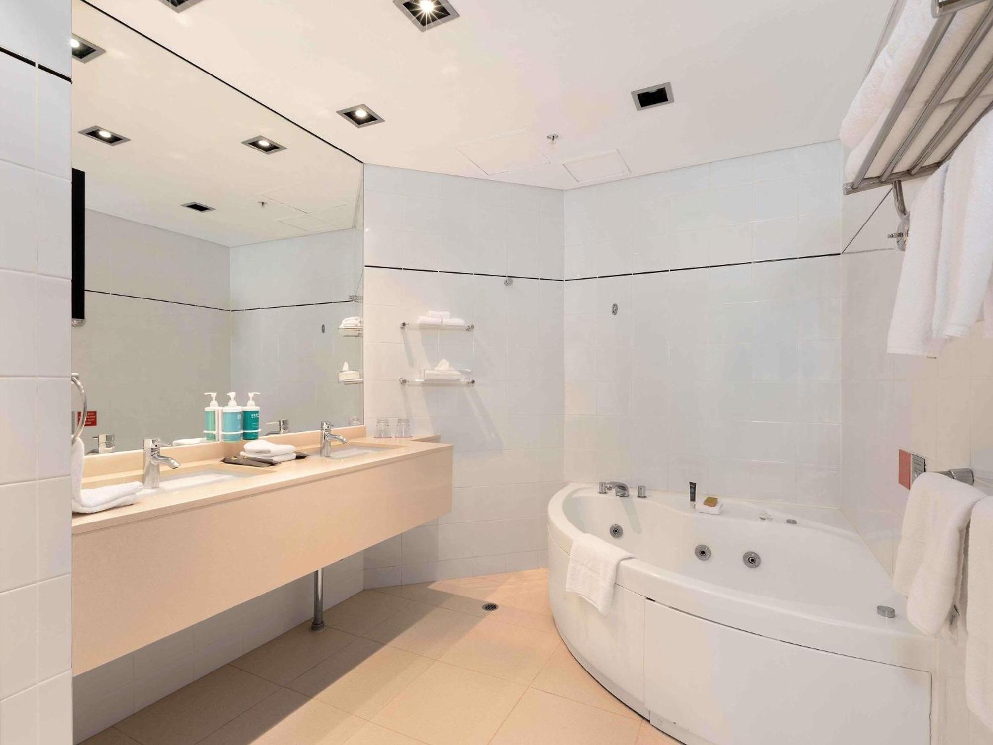 Executive 1 Bedroom Loft Suite, 1 King Bed, Darling Harbor Facing