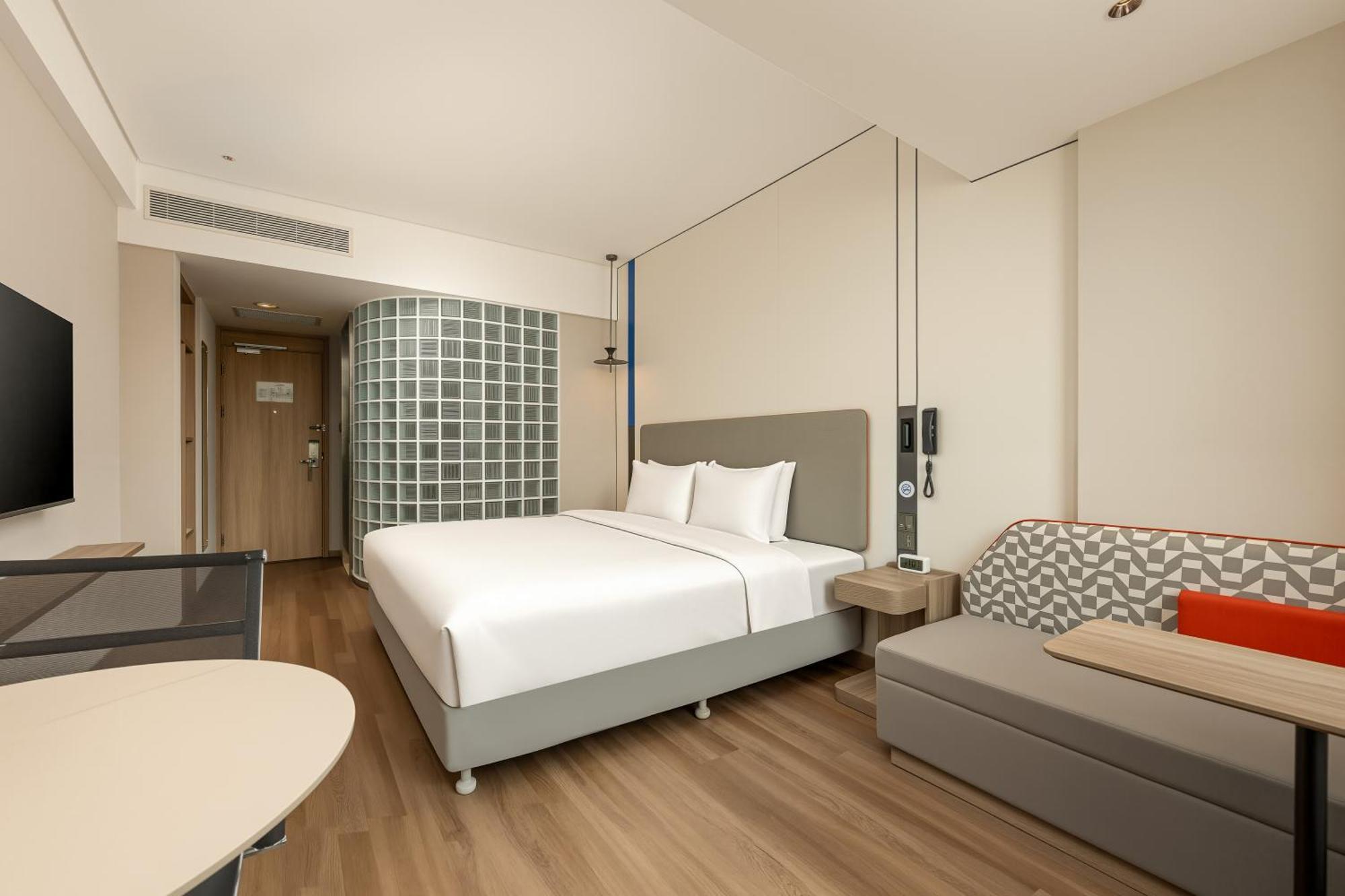Standard Queen Room