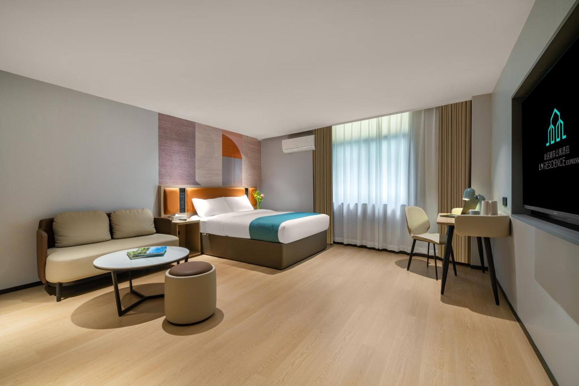 Deluxe Business  Queen Room