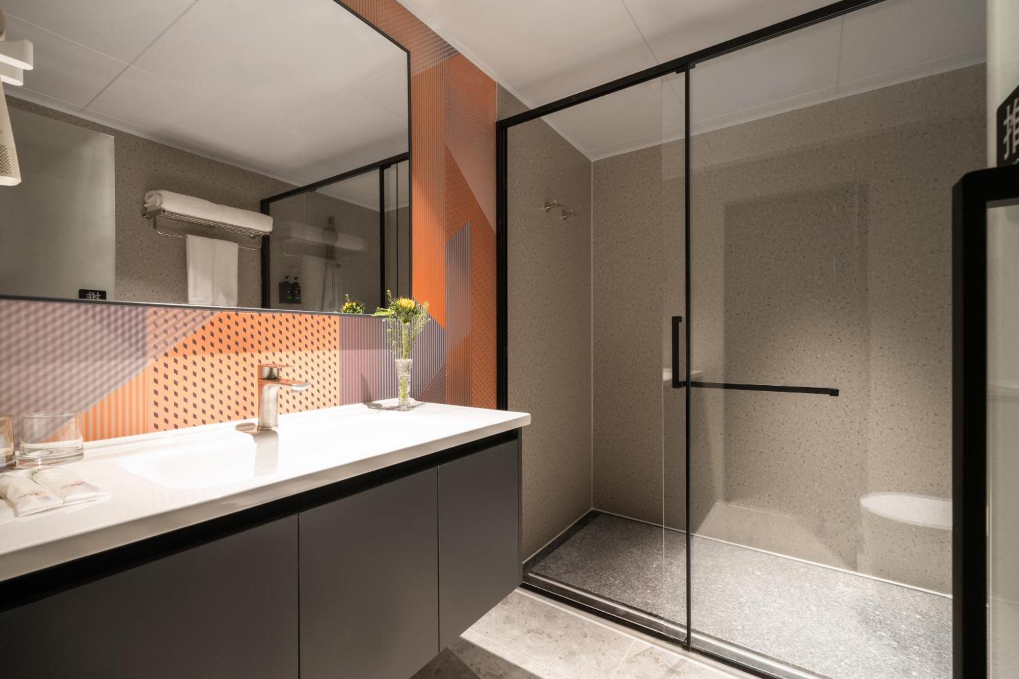 Business Queen Room