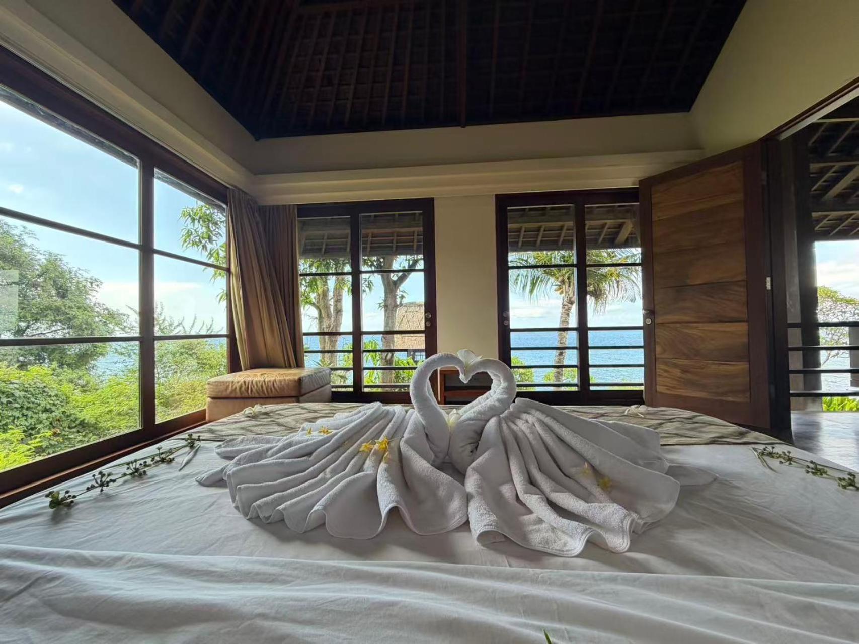 Luxury Seaside Master-bedroom
