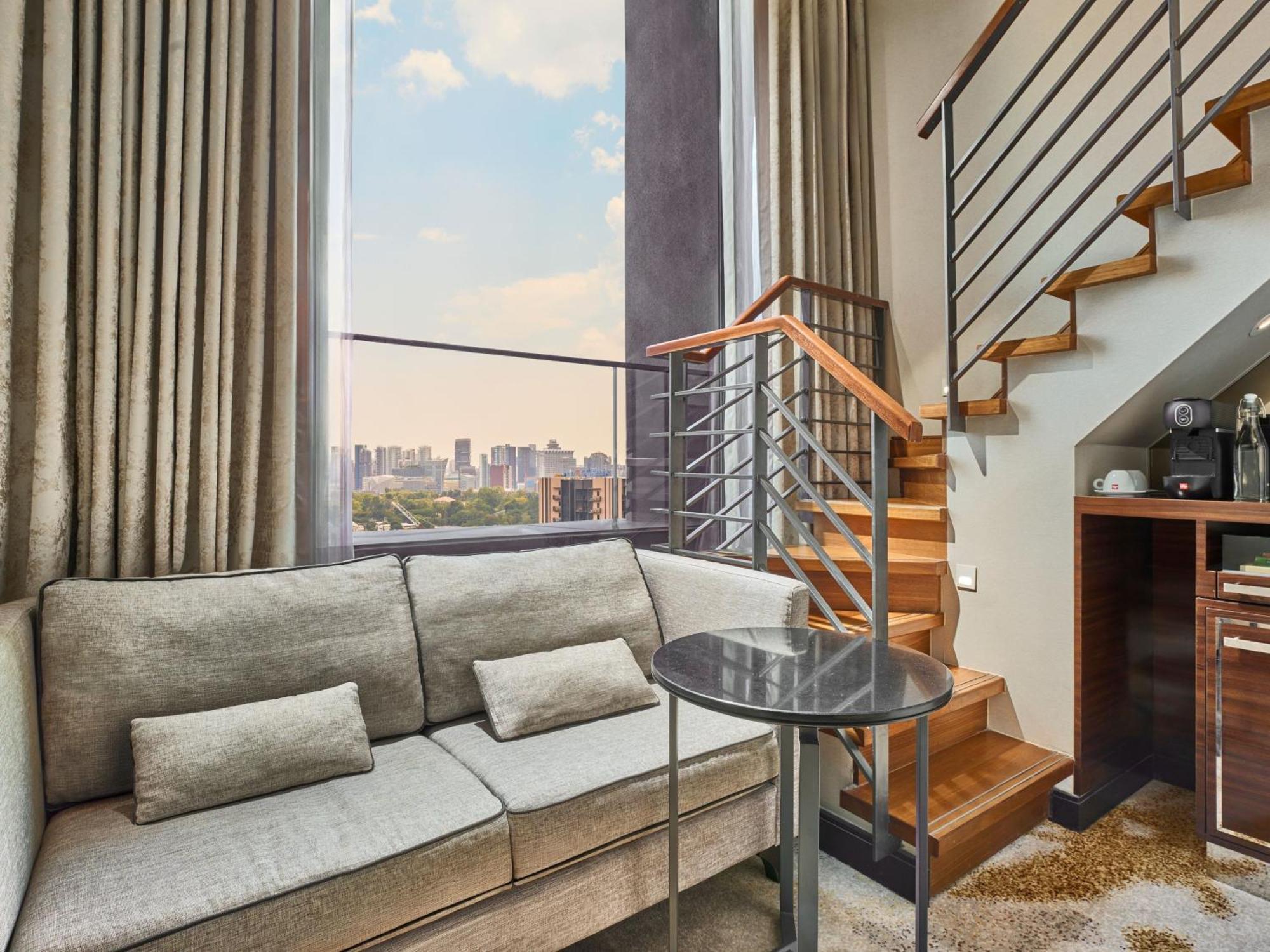 Standard Queen Loft - Top Floor