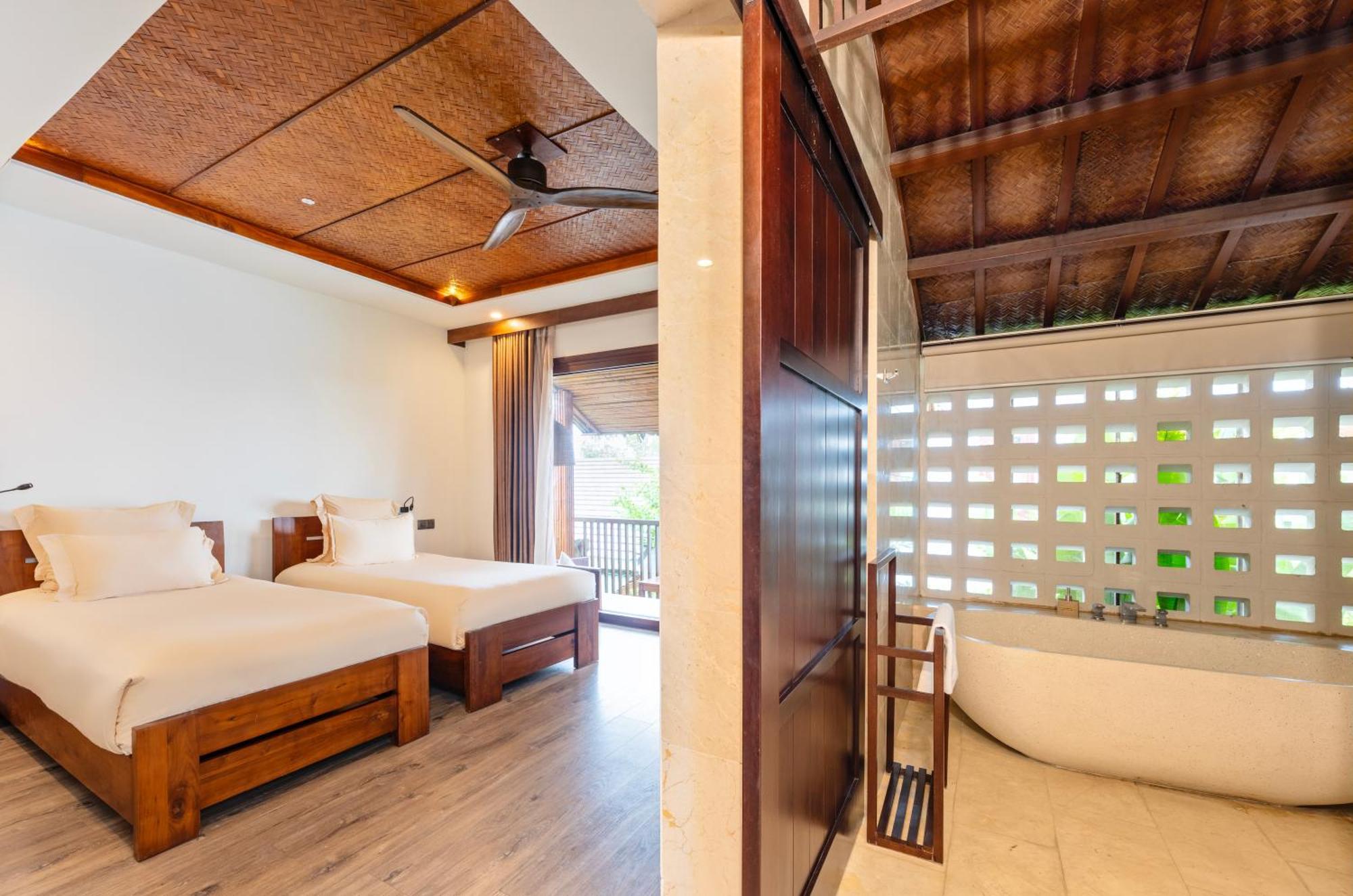 Club Deluxe Double/Twin with Bathtub