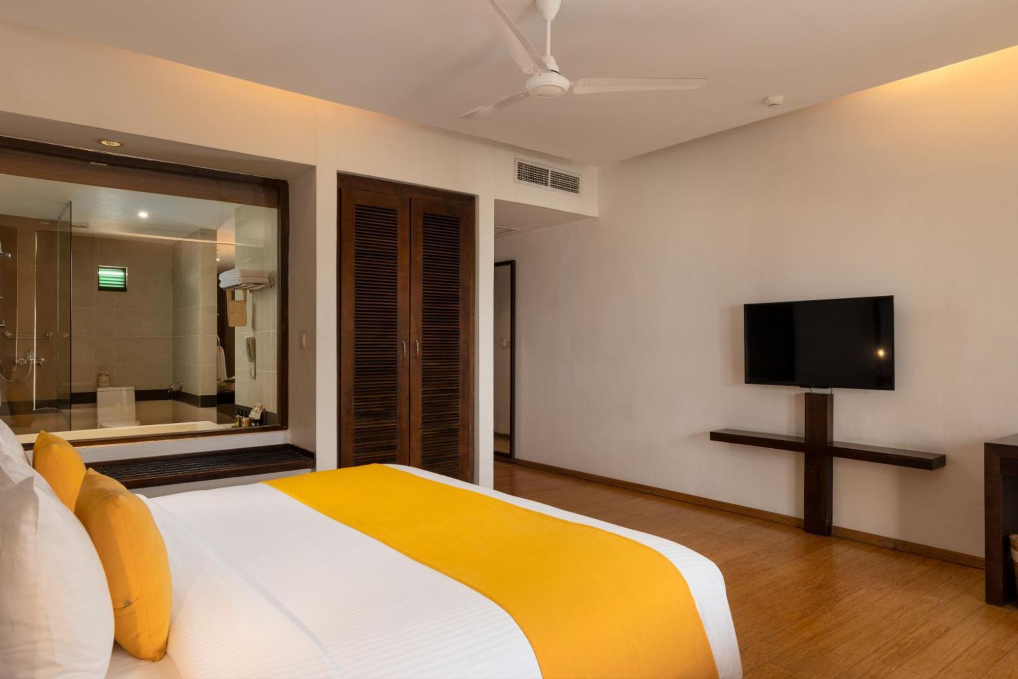 Deluxe Double Room with Sea View - 10% Off at Seaside Social Lounge & Bar & 15% Off on Spa, Black Coral & Center Point Restaurants
