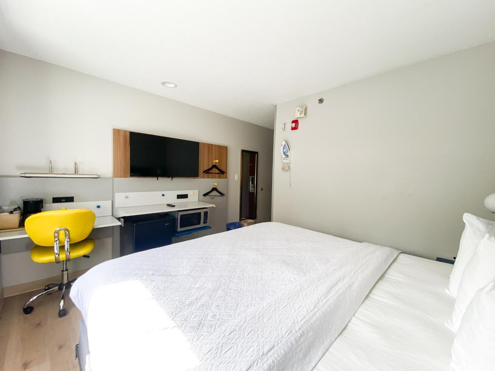 Queen Room - Disability Access - Non-Smoking