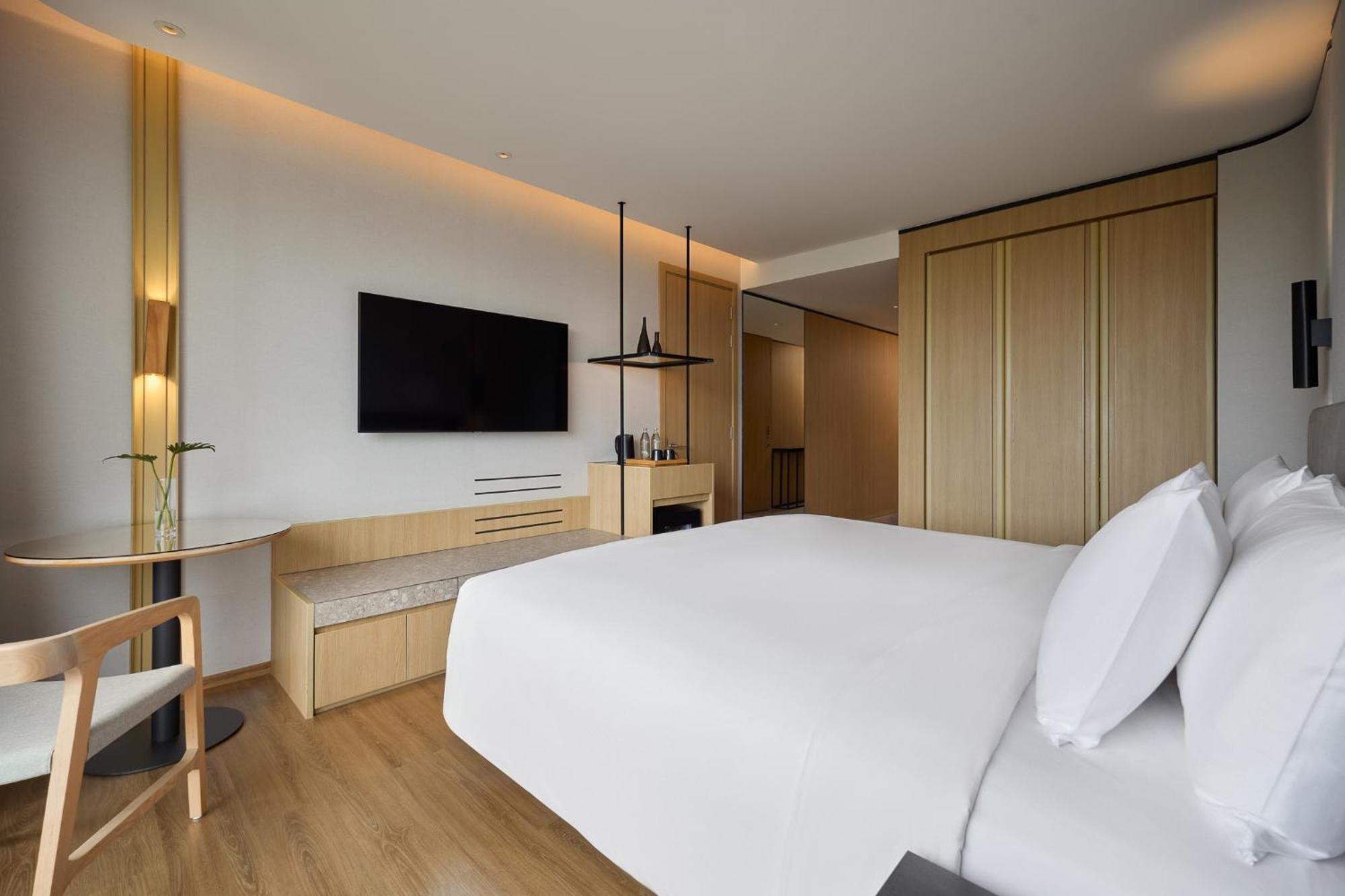 Deluxe Corner Room