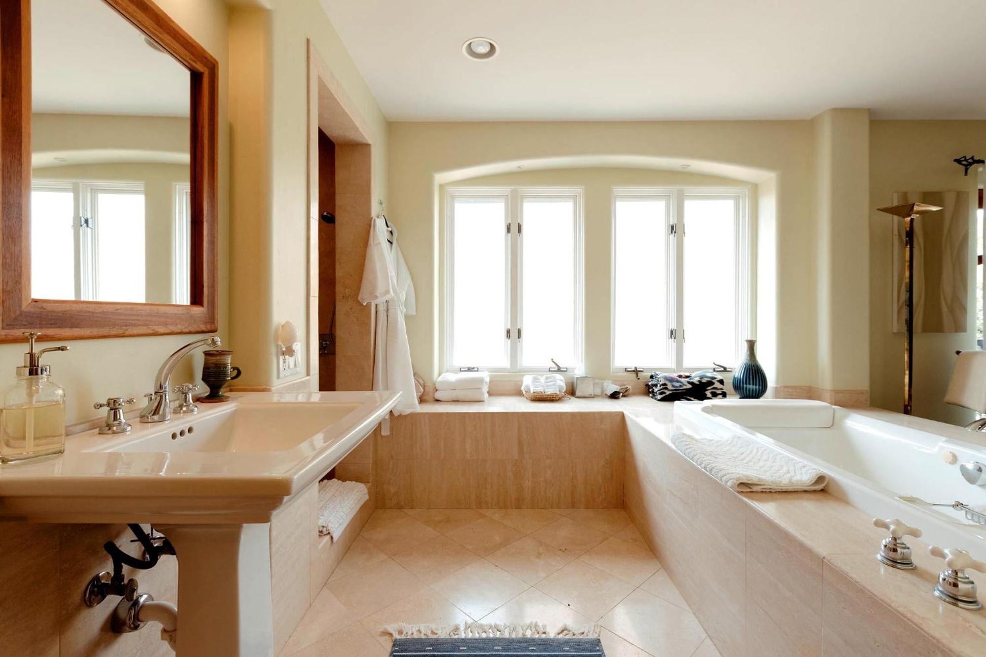 King Suite Spa Bath