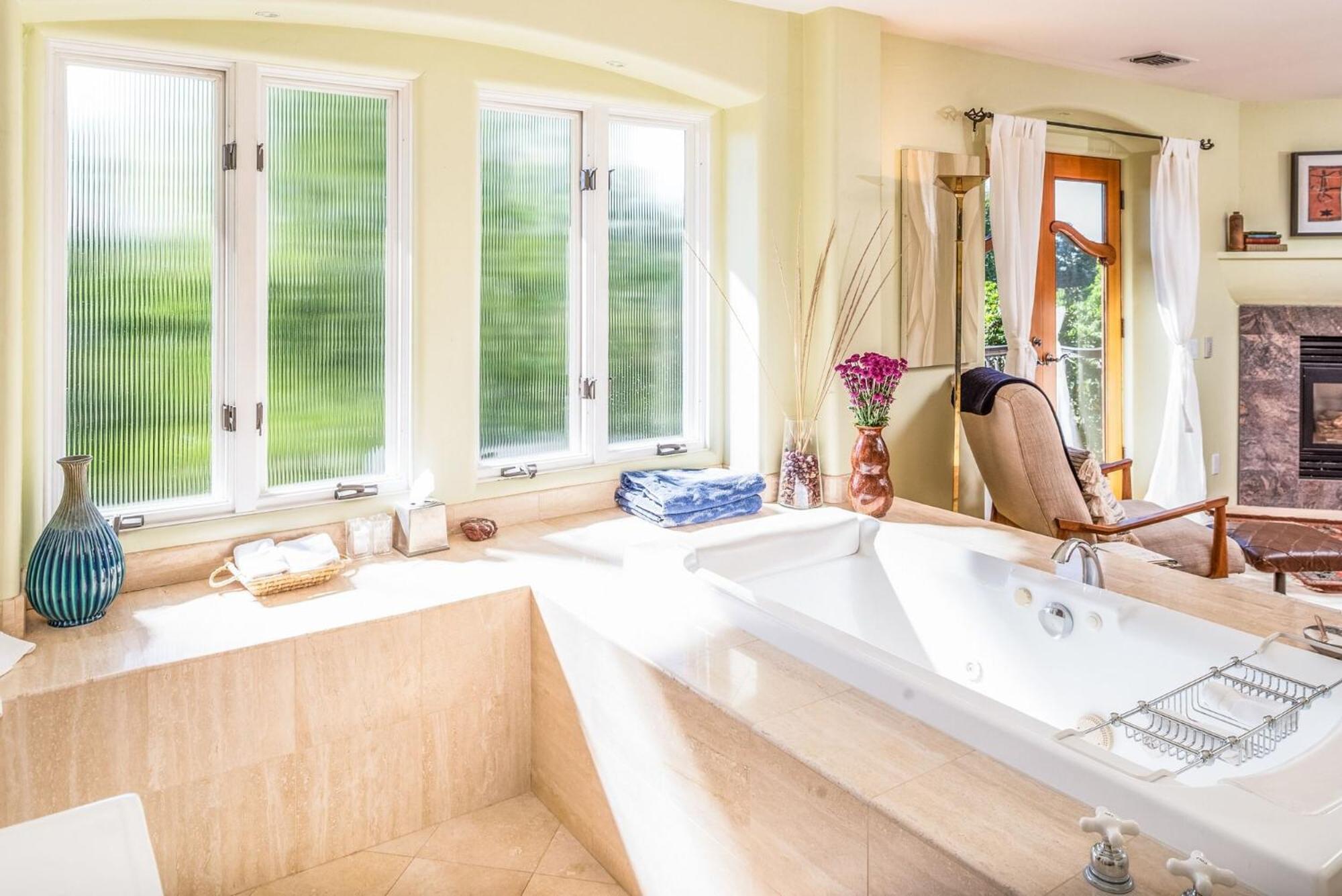 King Suite Spa Bath