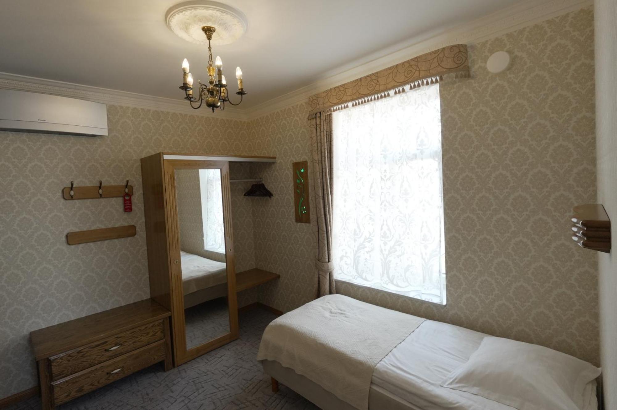 Family Room (2 Adults + 2 Children)