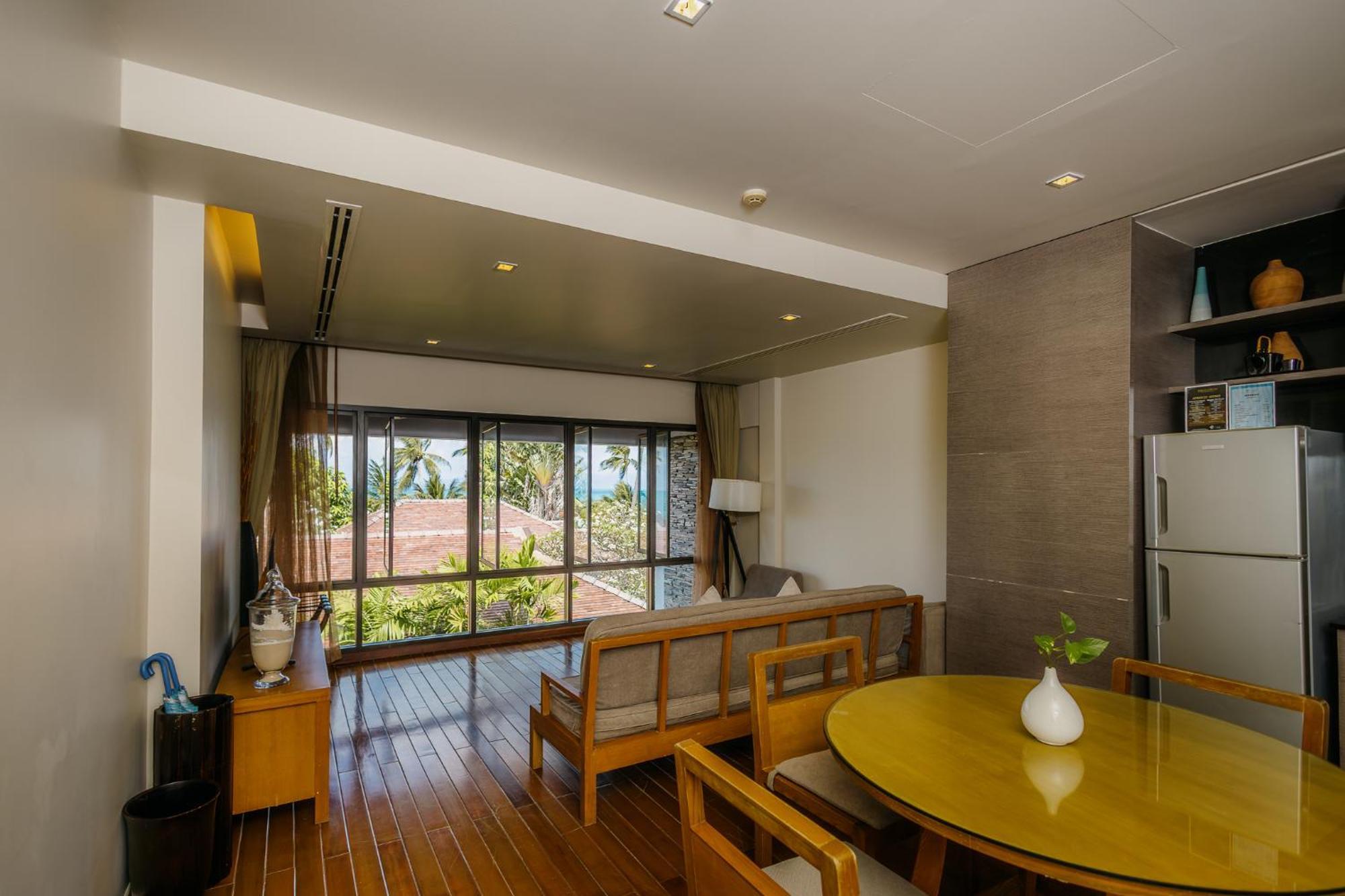 One Bedroom Deluxe Suite Sea View with free mini-bar