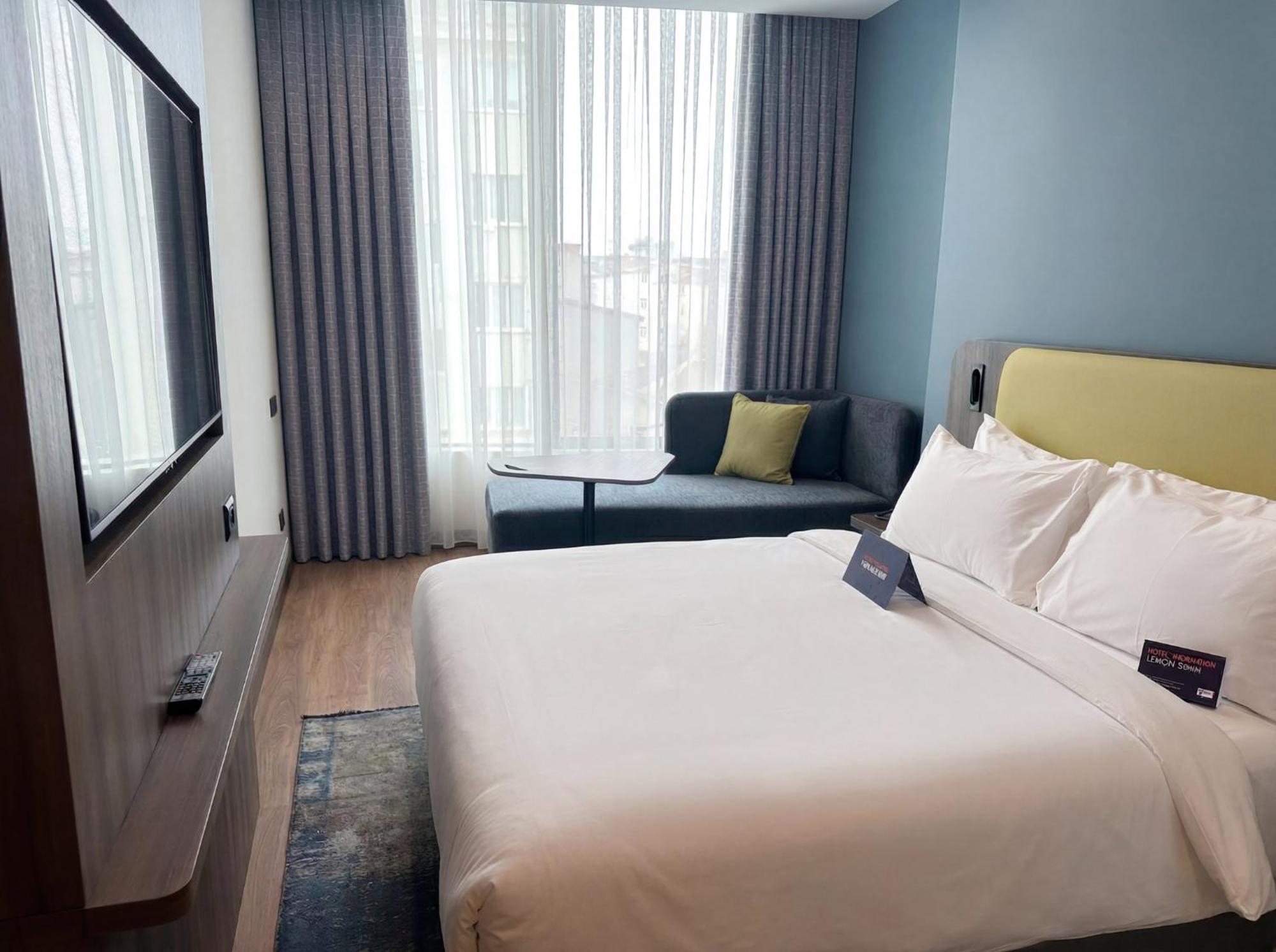 Standard Queen Room with Sofa Bed - Non-Smoking