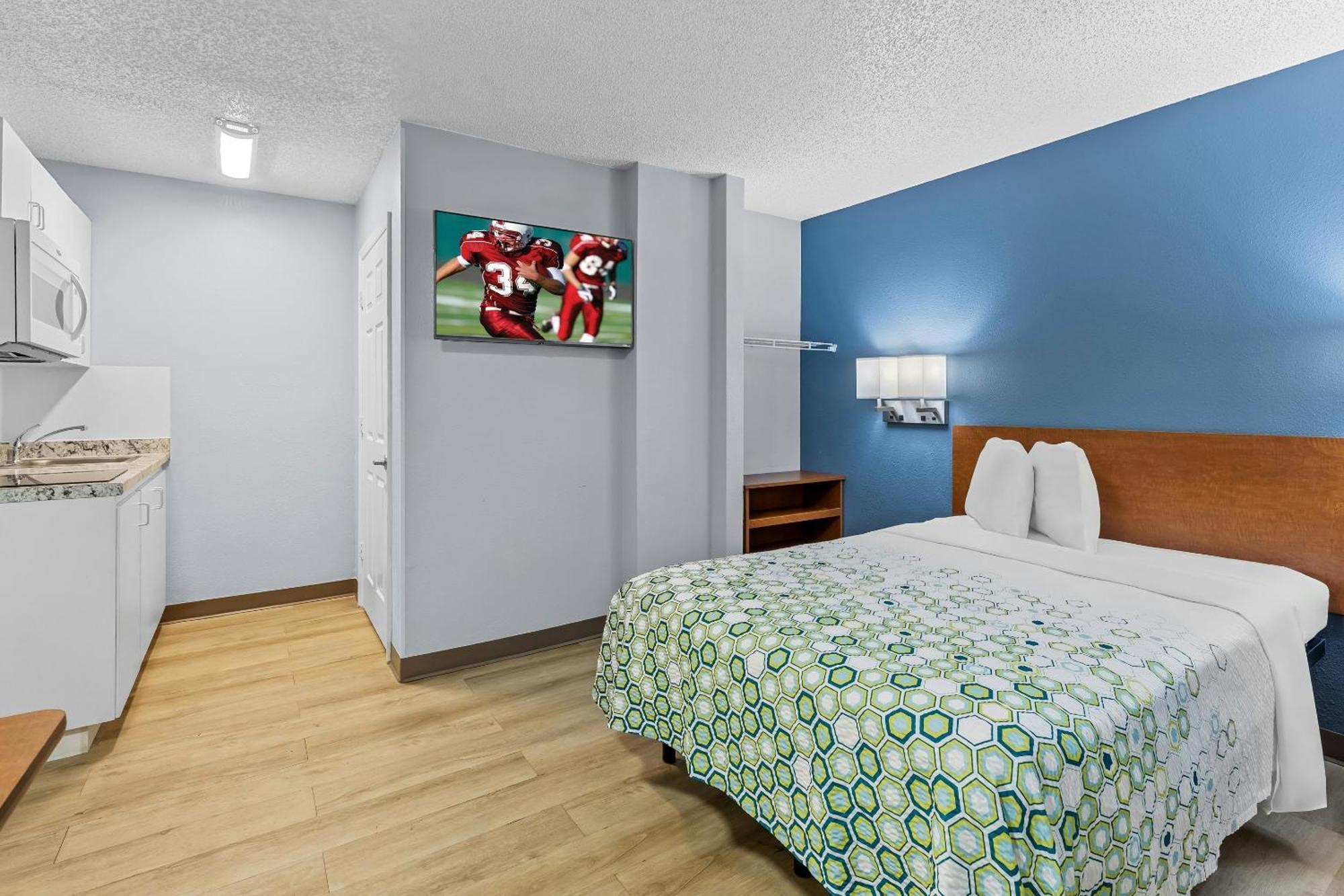 Studio Queen Room Renovated Non-Smoking