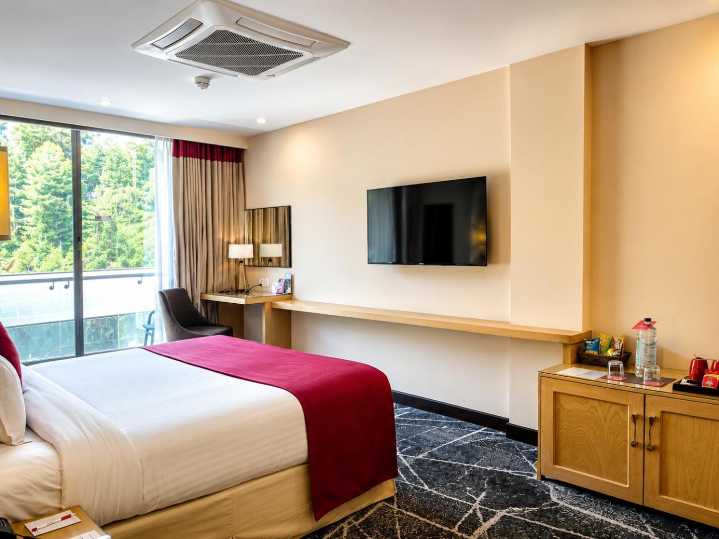 Family Suite with Pine View