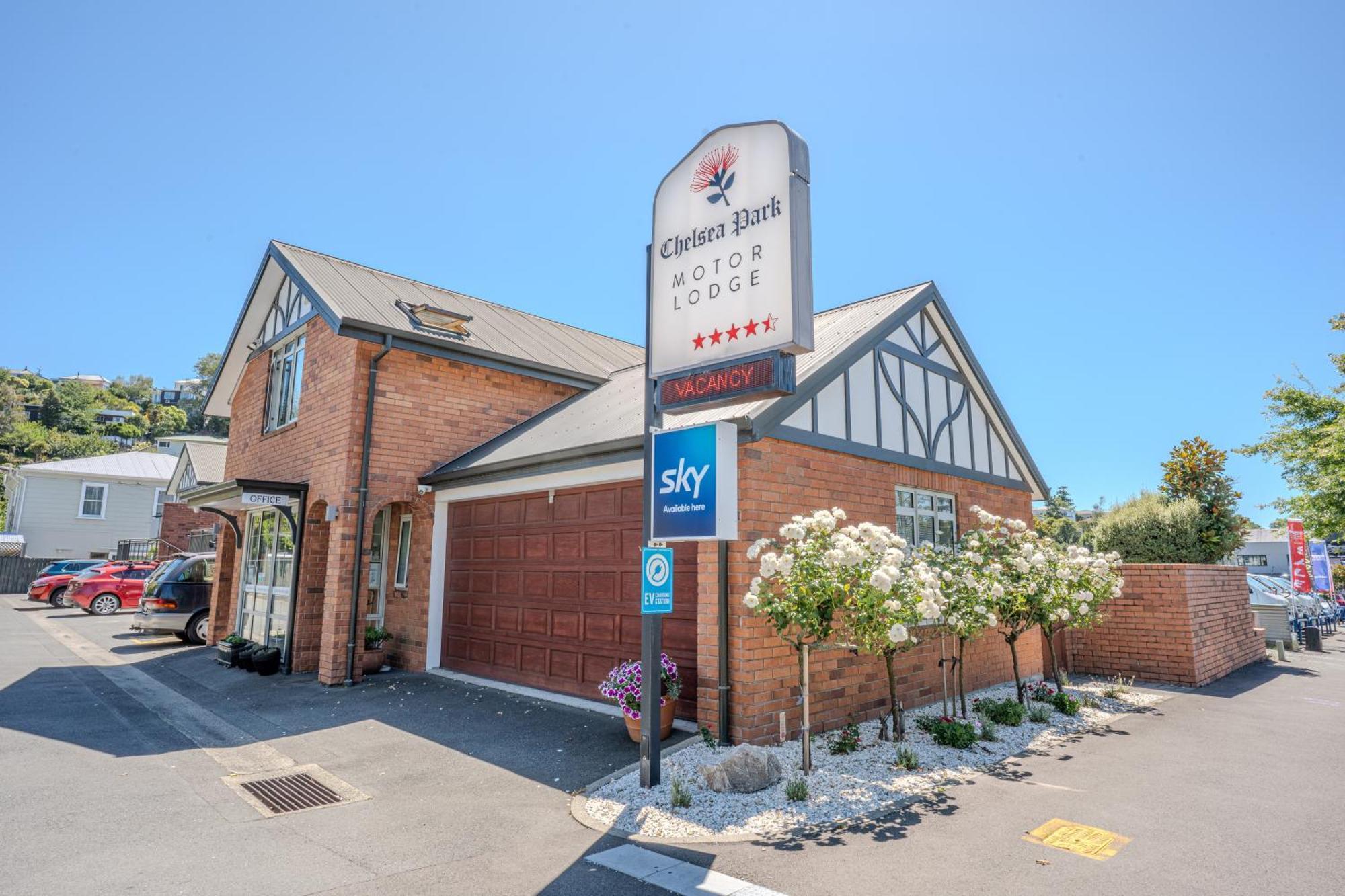 King Access Studio on Ground Floor with Patio