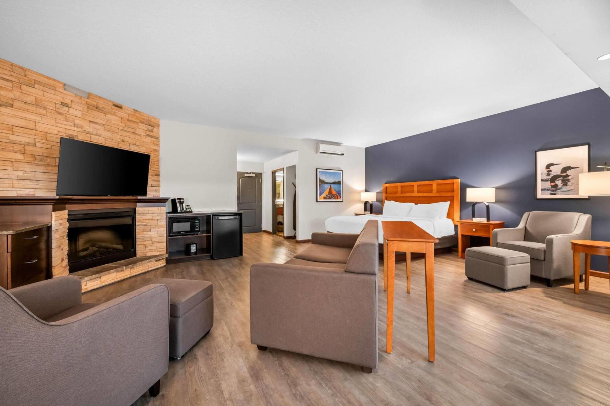 Deluxe King Suite with Pool View - Non-Smoking