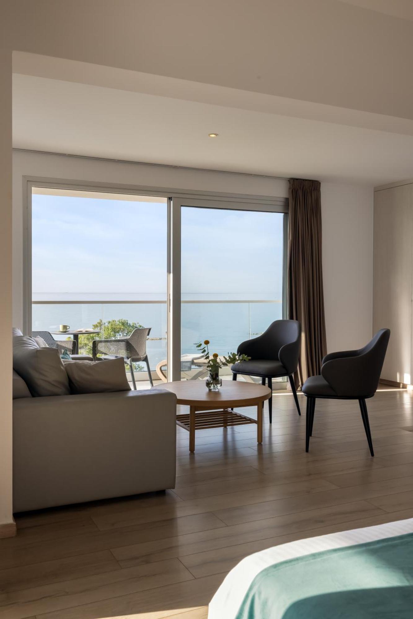 Sea View Suite (2 Adults + 2 Children)