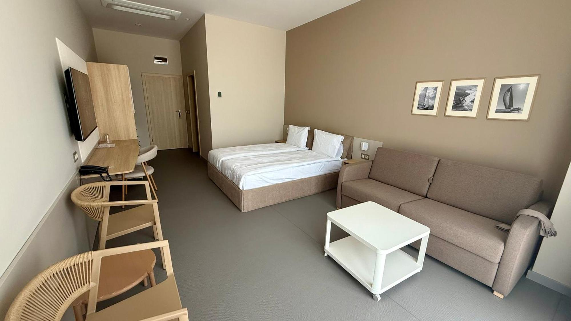 Deluxe Family Room